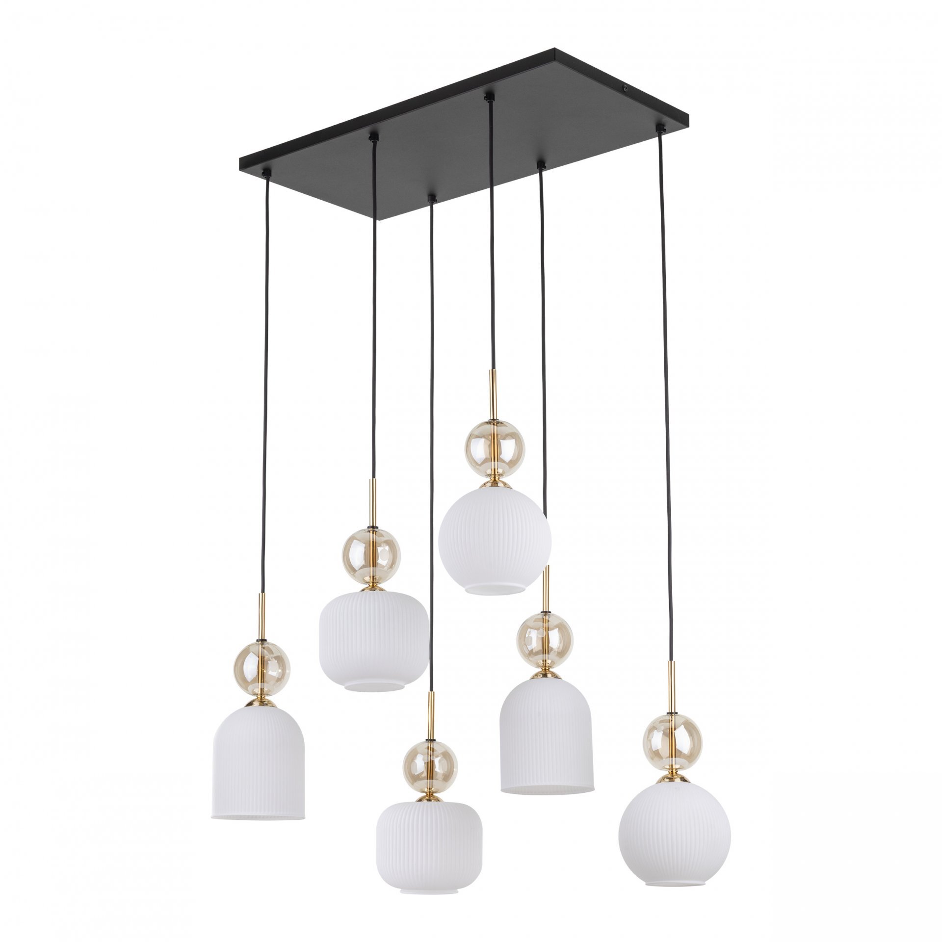 Lampa wisząca z sześcioma białymi kloszami o różnych kształtach, zawieszona na czarnych przewodach z czarnej prostokątnej podstawy. Elementy dekoracyjne w kolorze złotym i przezroczystym dodają elegancji.