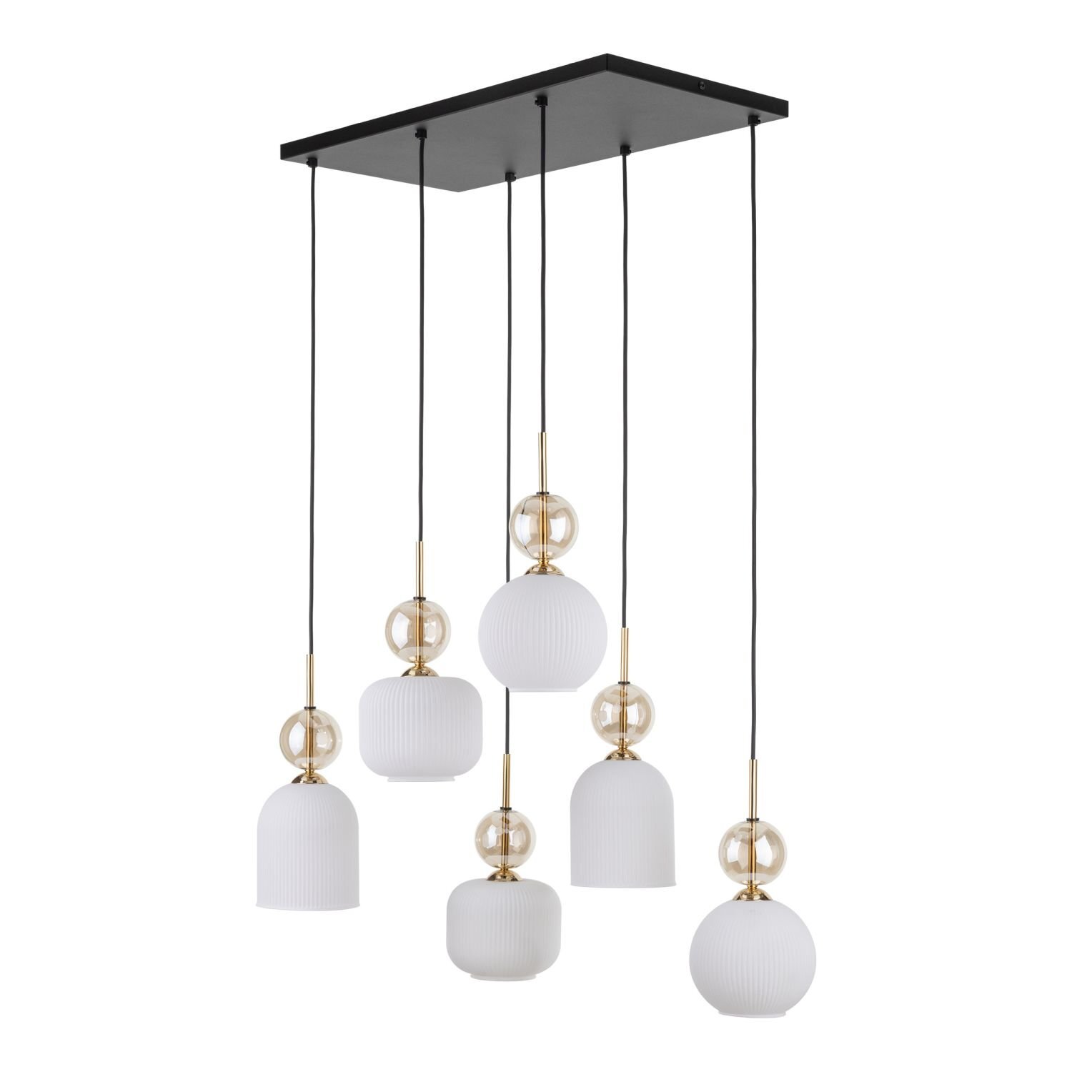 Lampa wisząca z sześcioma białymi kloszami o różnych kształtach, zawieszona na czarnych przewodach z ozdobnymi złotymi elementami. Klosze są umieszczone na prostokątnej, czarnej podstawie sufitowej.
