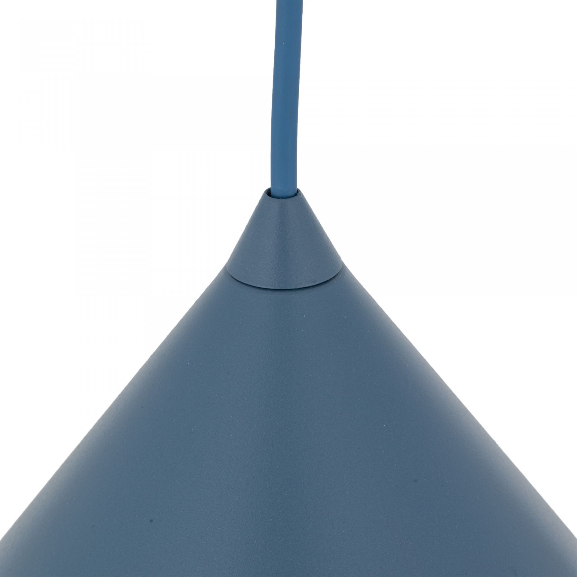Zbliżenie na górną część granatowej lampy wiszącej o stożkowym kształcie z przewodem w tym samym kolorze. Powierzchnia lampy jest gładka i matowa.
