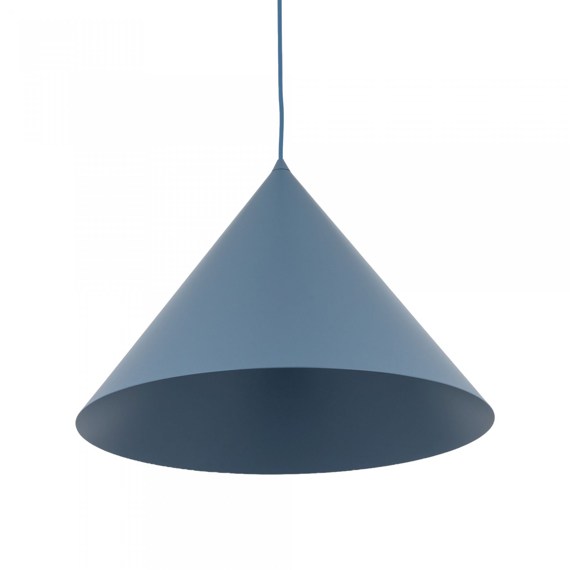 Na obrazie widoczna jest granatowa lampa wisząca o stożkowym kształcie. Lampa ma gładką powierzchnię i jest zawieszona na cienkim przewodzie.