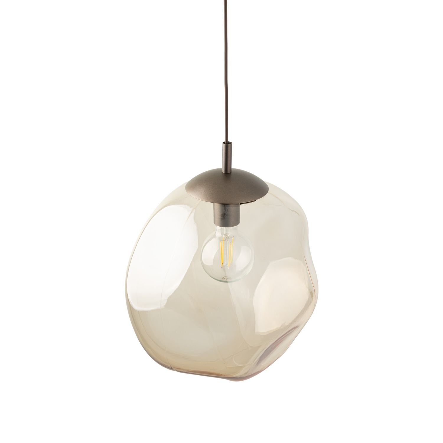 Lampa wisząca z bursztynowym kloszem o nieregularnym kształcie, z widoczną żarówką wewnątrz. Posiada ciemny uchwyt i przewód do zawieszenia.