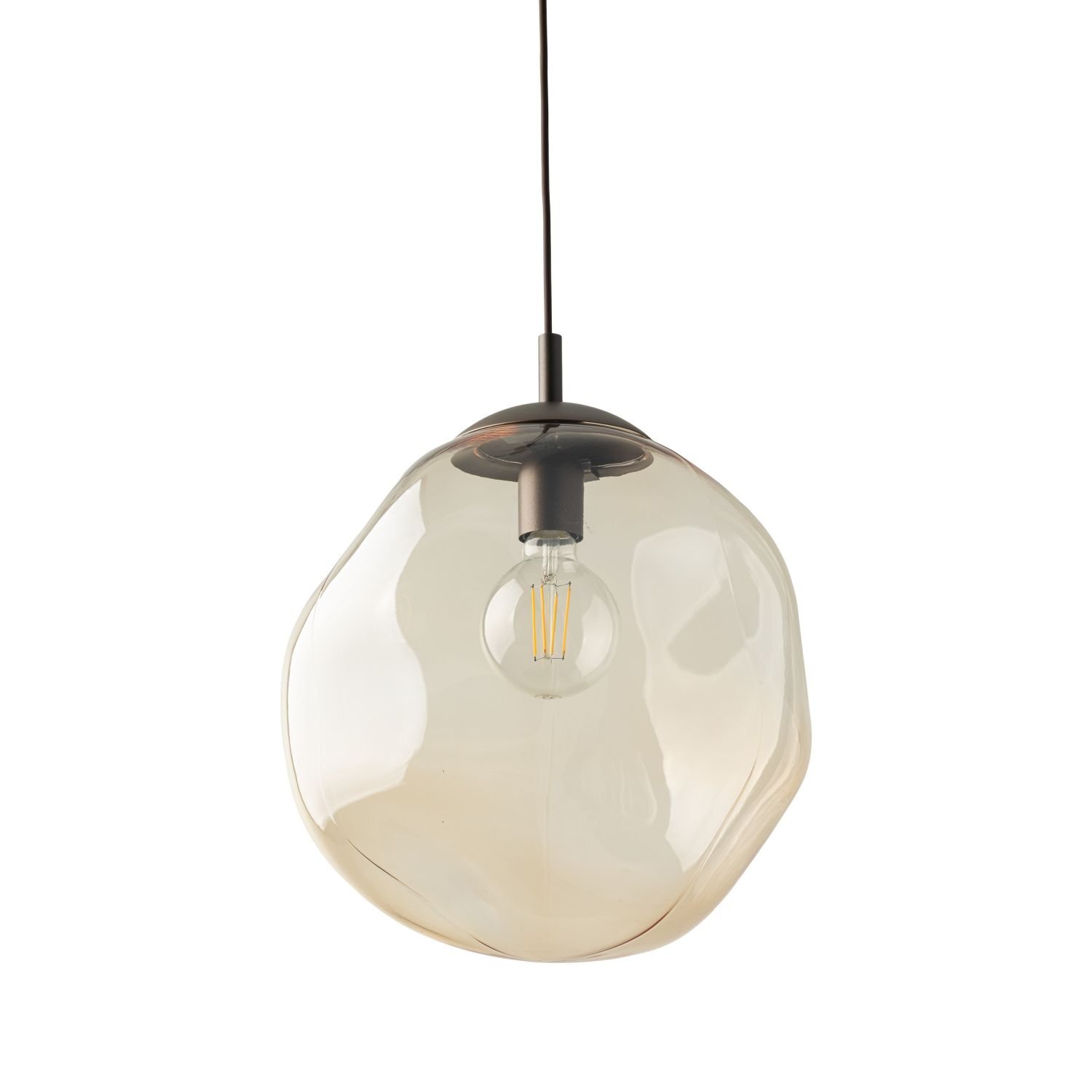 Lampa wisząca z bursztynowym kloszem o nieregularnym kształcie, z widoczną żarówką wewnątrz. Lampa posiada czarny uchwyt i przewód.