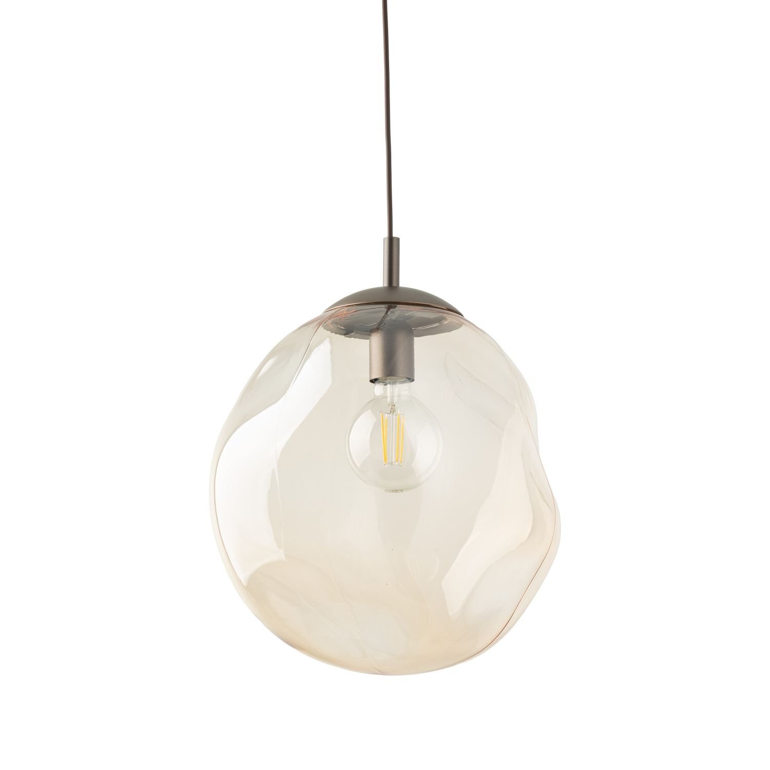 Lampa wisząca z bursztynowym kloszem o nieregularnym kształcie, z widoczną żarówką wewnątrz. Lampa posiada metalowy uchwyt i przewód do zawieszenia.