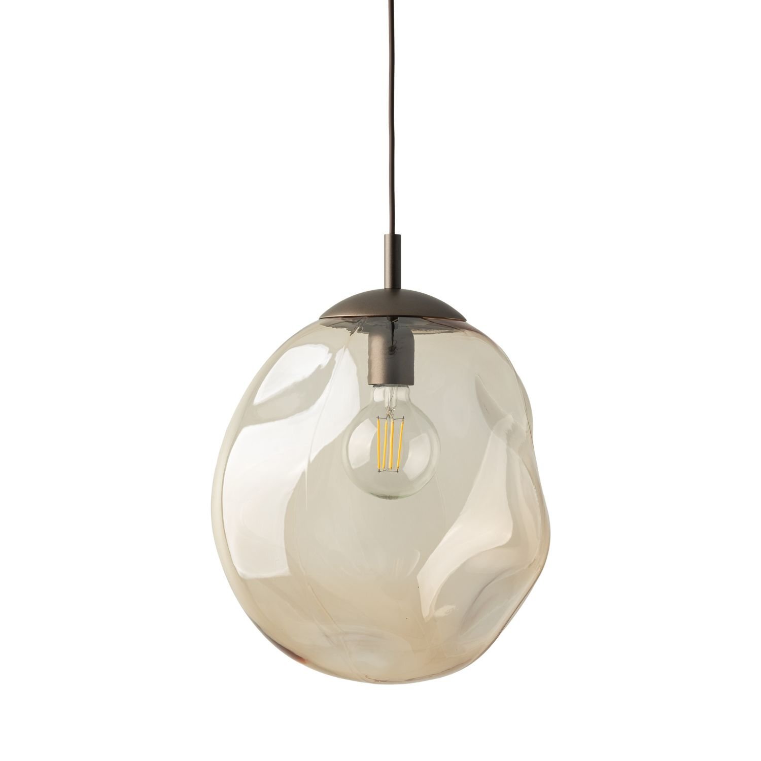 Lampa wisząca z bursztynowym kloszem o nieregularnym kształcie, z widoczną żarówką wewnątrz. Posiada czarną oprawkę i przewód do zawieszenia.