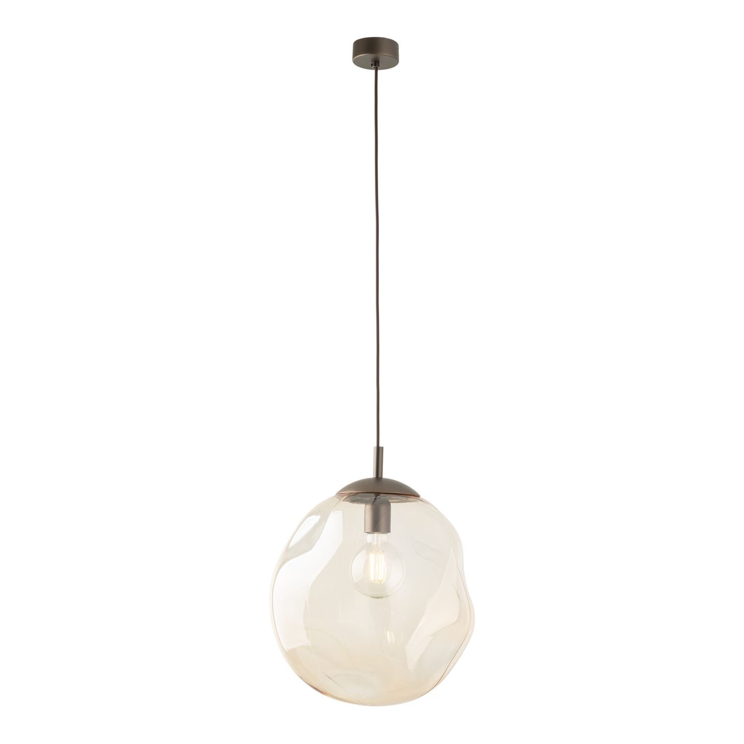 Lampa wisząca z bursztynowym kloszem o nieregularnym kształcie, zawieszona na cienkim przewodzie. Widoczna żarówka wewnątrz klosza, całość utrzymana w nowoczesnym stylu.