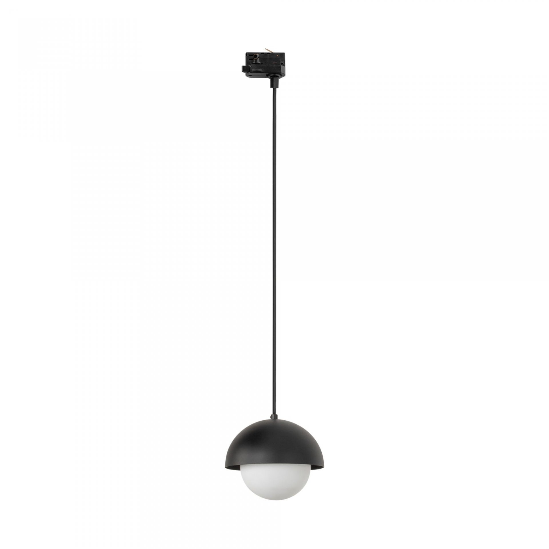 Lampa wisząca z czarnym, półkulistym kloszem i białą, kulistą osłoną na żarówkę. Lampa jest zawieszona na cienkim, czarnym przewodzie z mocowaniem do szyny sufitowej.
