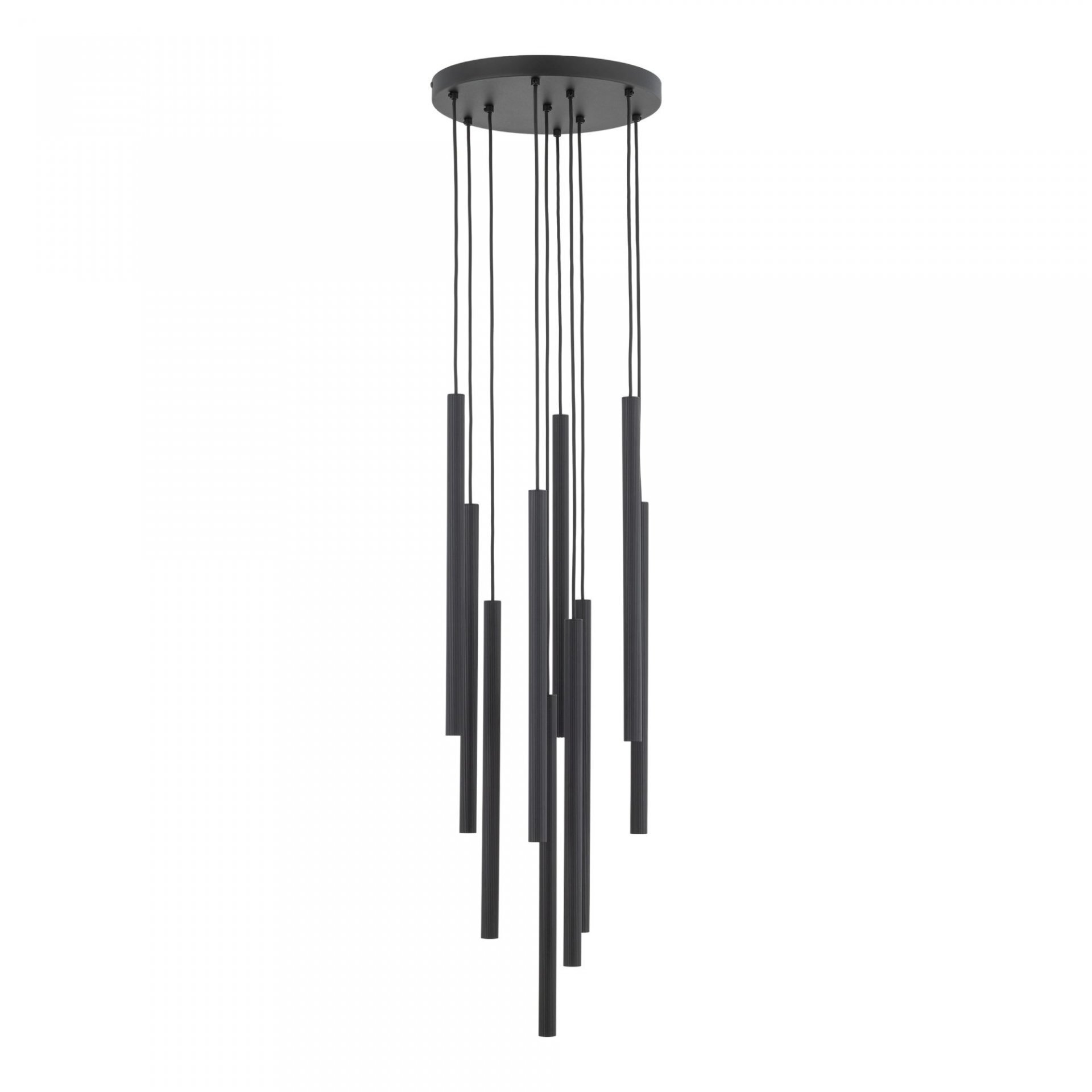 Czarna lampa wisząca z dziesięcioma pionowymi, cylindrycznymi elementami zawieszonymi na cienkich przewodach. Elementy te są przymocowane do okrągłej podstawy sufitowej.