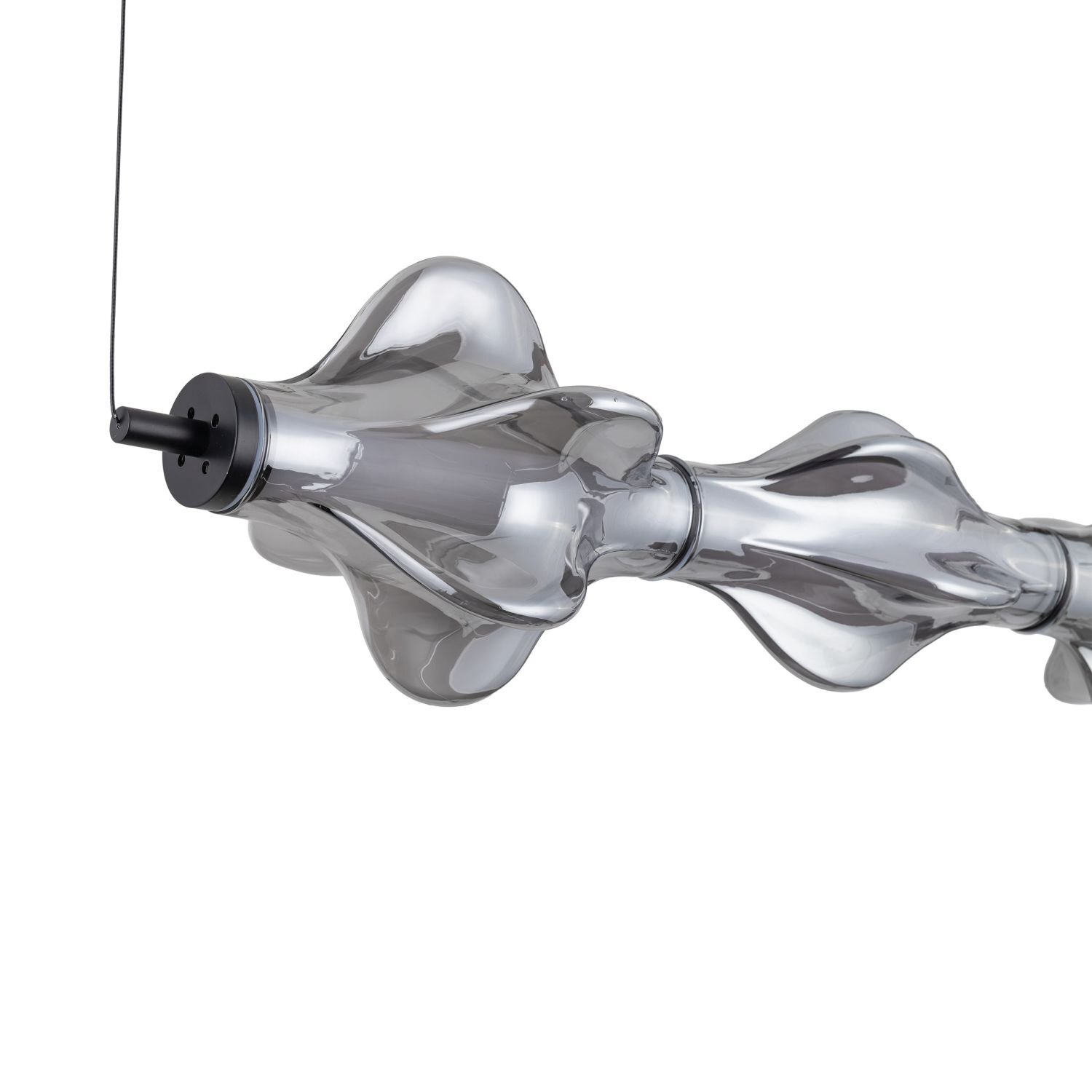 Lampa wisząca LED z przezroczystym, falistym kloszem i czarnym elementem mocującym. Przewód jest cienki i czarny, umożliwiający regulację wysokości.