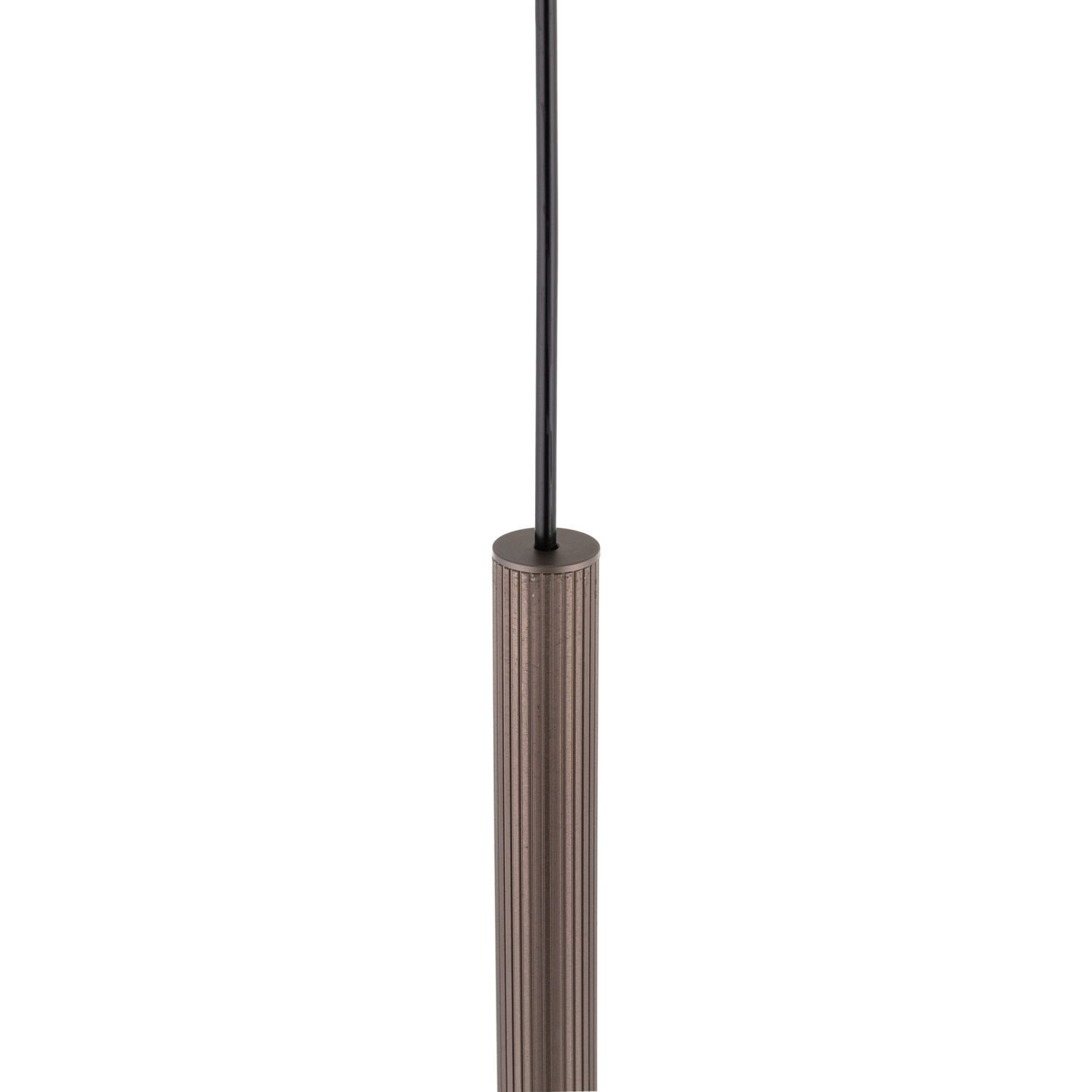 Obraz przedstawia fragment lampy wiszącej z czarnym przewodem i brązowym, pionowo żłobionym elementem metalowym. Lampa ma prosty, nowoczesny design.