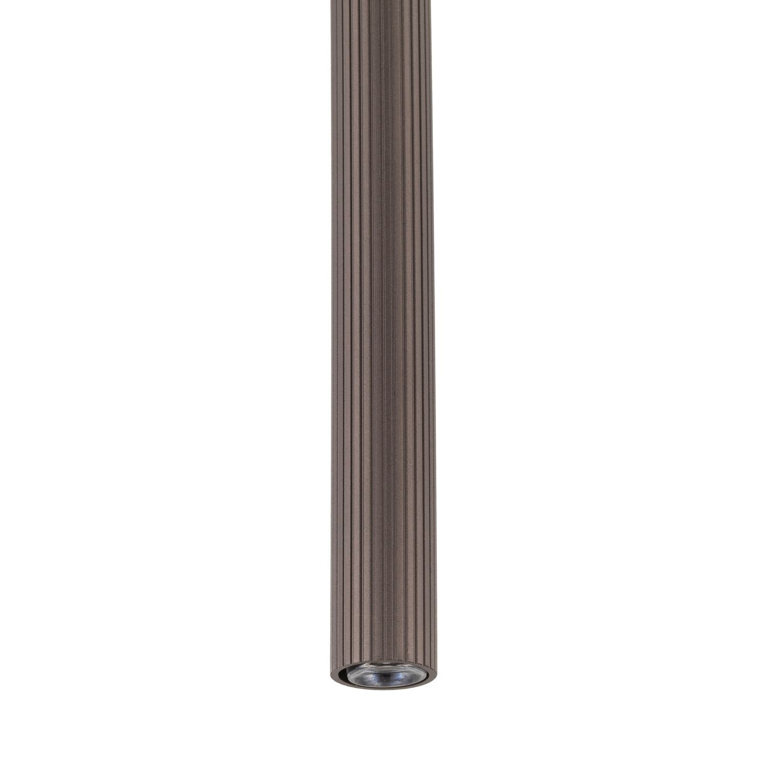 Zdjęcie przedstawia cylindryczny, pionowy element lampy w kolorze czarno-brązowym z wyraźnymi pionowymi żłobieniami. Dolna część lampy jest otwarta, ukazując miejsce na żarówkę.