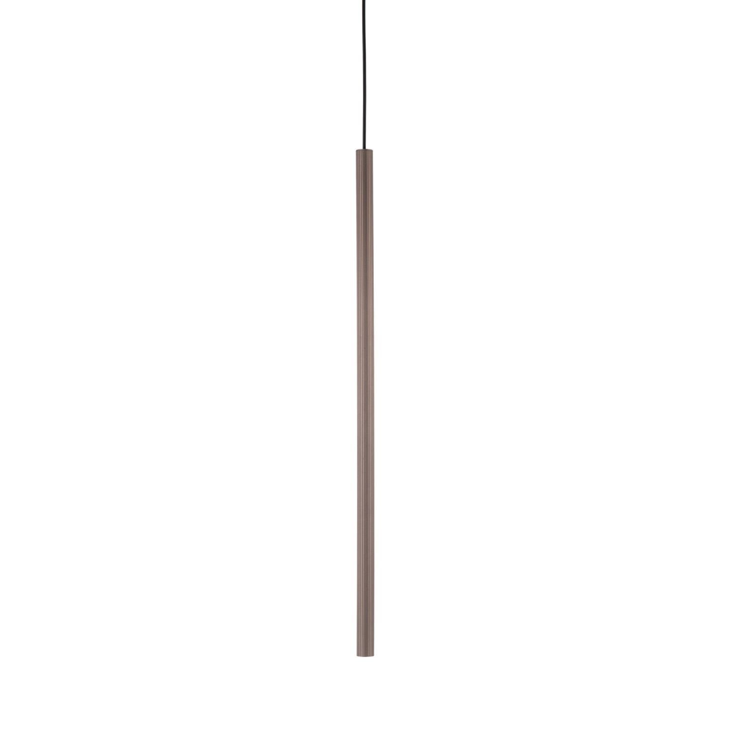 Lampa wisząca o prostym, cylindrycznym kształcie w kolorze czarno-brązowym, zawieszona na cienkim czarnym przewodzie. Wykonana z metalu, z możliwością regulacji długości do 225 cm.