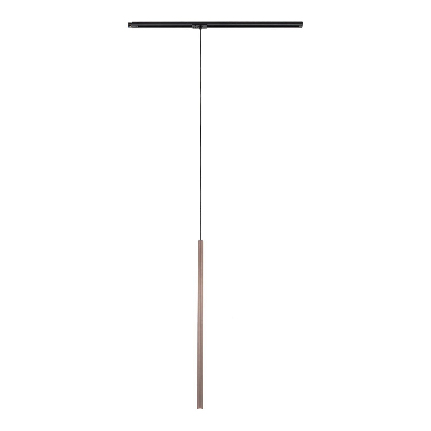 Lampa wisząca szynowa z czarnym przewodem i brązowym, metalowym kloszem w kształcie długiego walca. Konstrukcja umożliwia regulację wysokości do 225 cm.