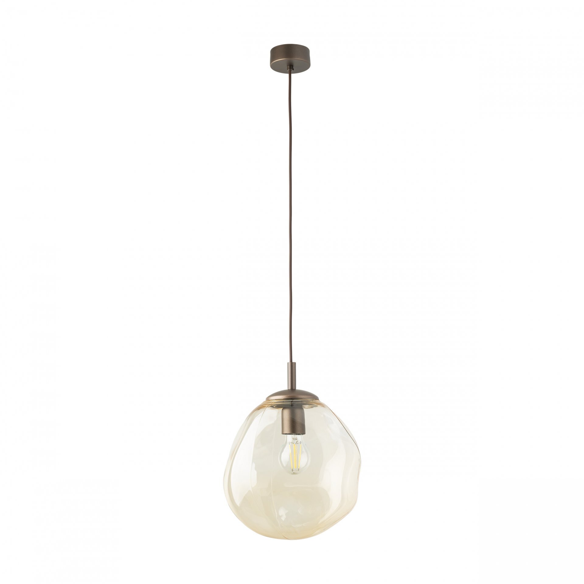 Lampa wisząca z przezroczystym, nieregularnym kloszem w kolorze brązowym, zawieszona na długim przewodzie. Wewnątrz klosza widoczna jest żarówka.