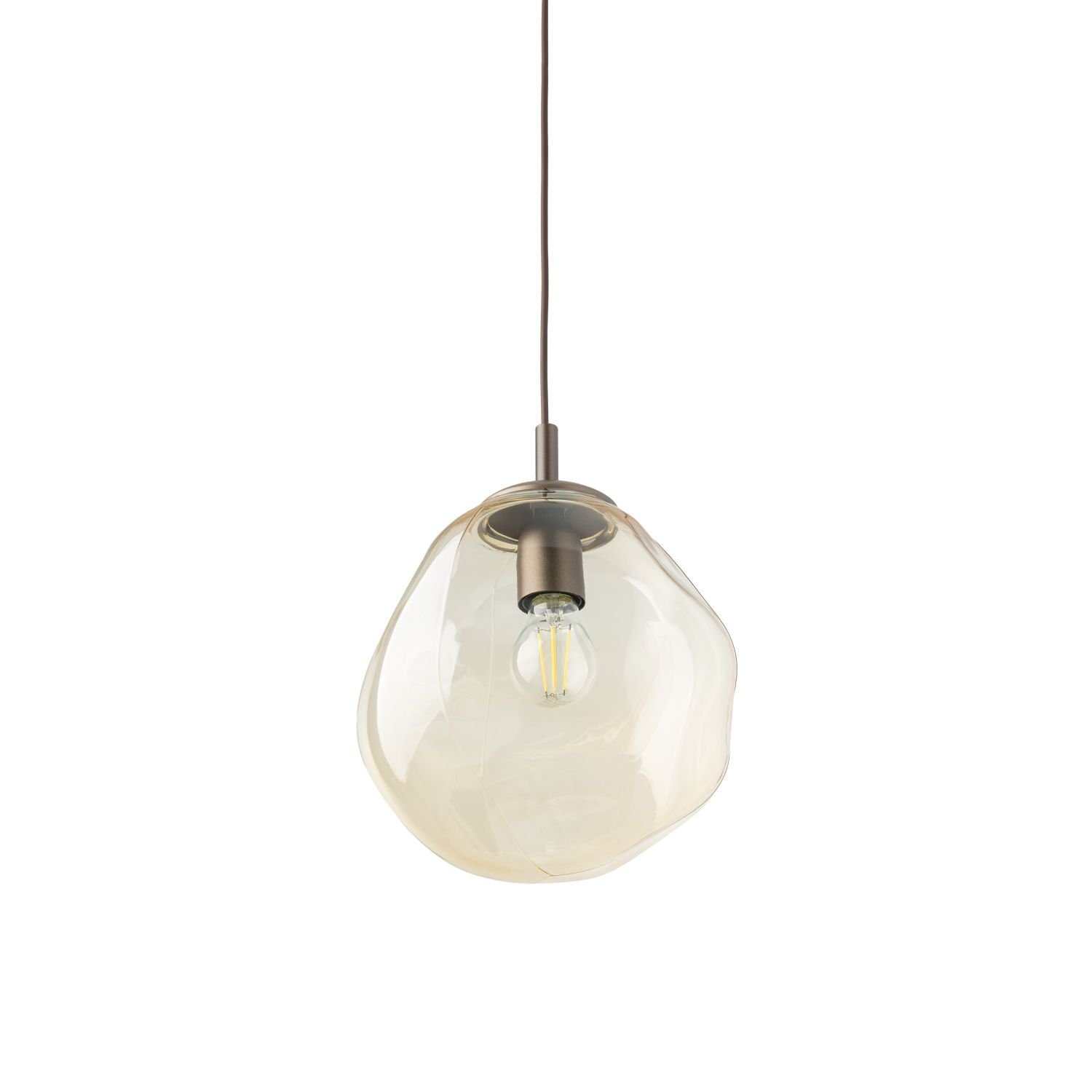 Lampa wisząca z przezroczystym, nieregularnym kloszem w kolorze brąz koniakowy, zawieszona na cienkim przewodzie. Wewnątrz klosza znajduje się żarówka typu E27.