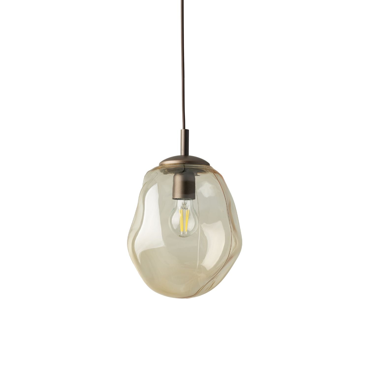Lampa wisząca z przezroczystym, nieregularnym kloszem w kolorze brąz koniakowy, zawieszona na ciemnym przewodzie. Wewnątrz klosza widoczna jest żarówka typu E27.