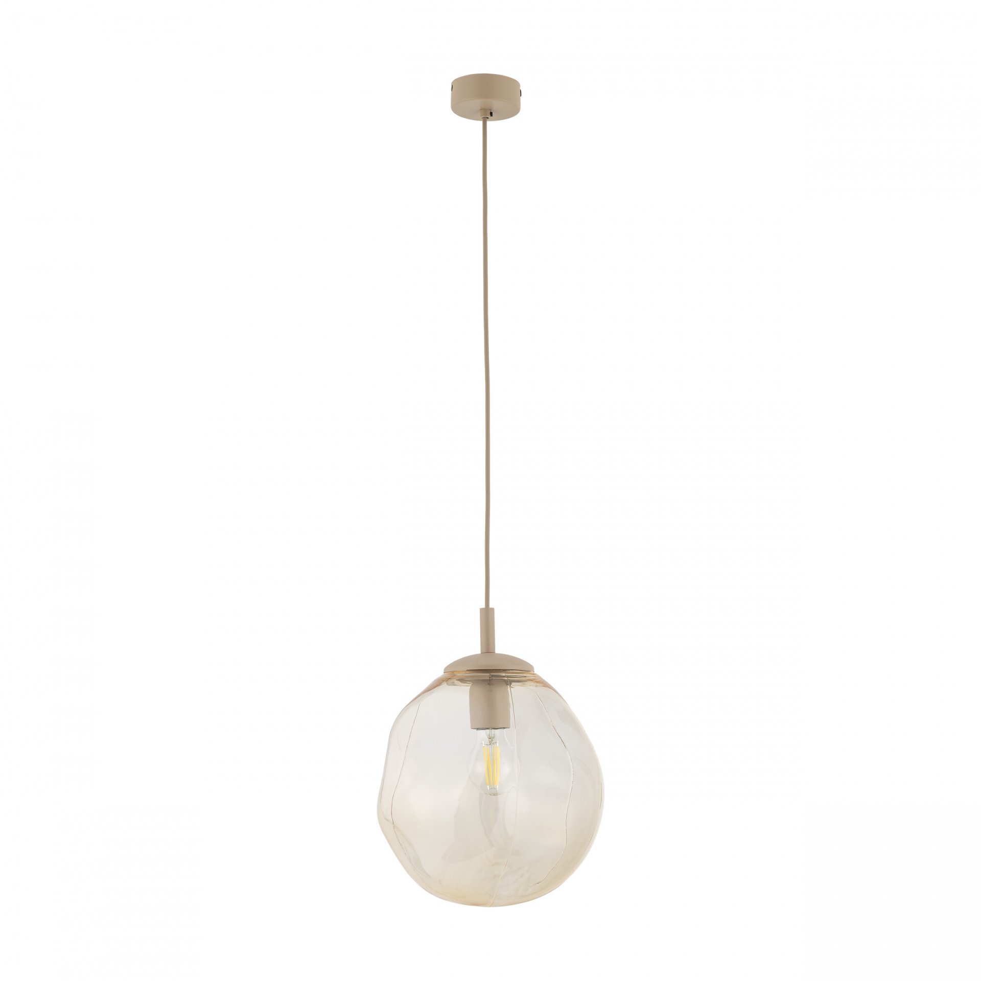 Lampa wisząca z przezroczystym, kulistym kloszem i widoczną żarówką wewnątrz. Lampa zawieszona jest na długim przewodzie z okrągłą podsufitką.