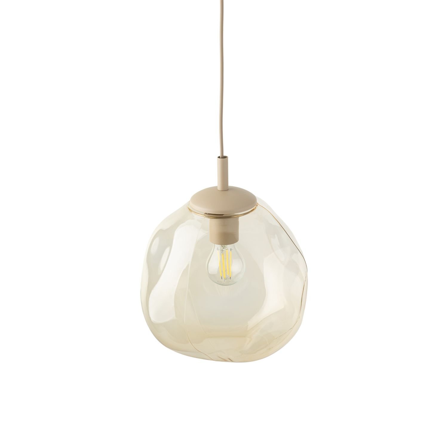 Lampa wisząca z przezroczystym, bursztynowym kloszem i widoczną żarówką wewnątrz. Klosz ma nieregularny kształt, a lampa jest zawieszona na prostym przewodzie.