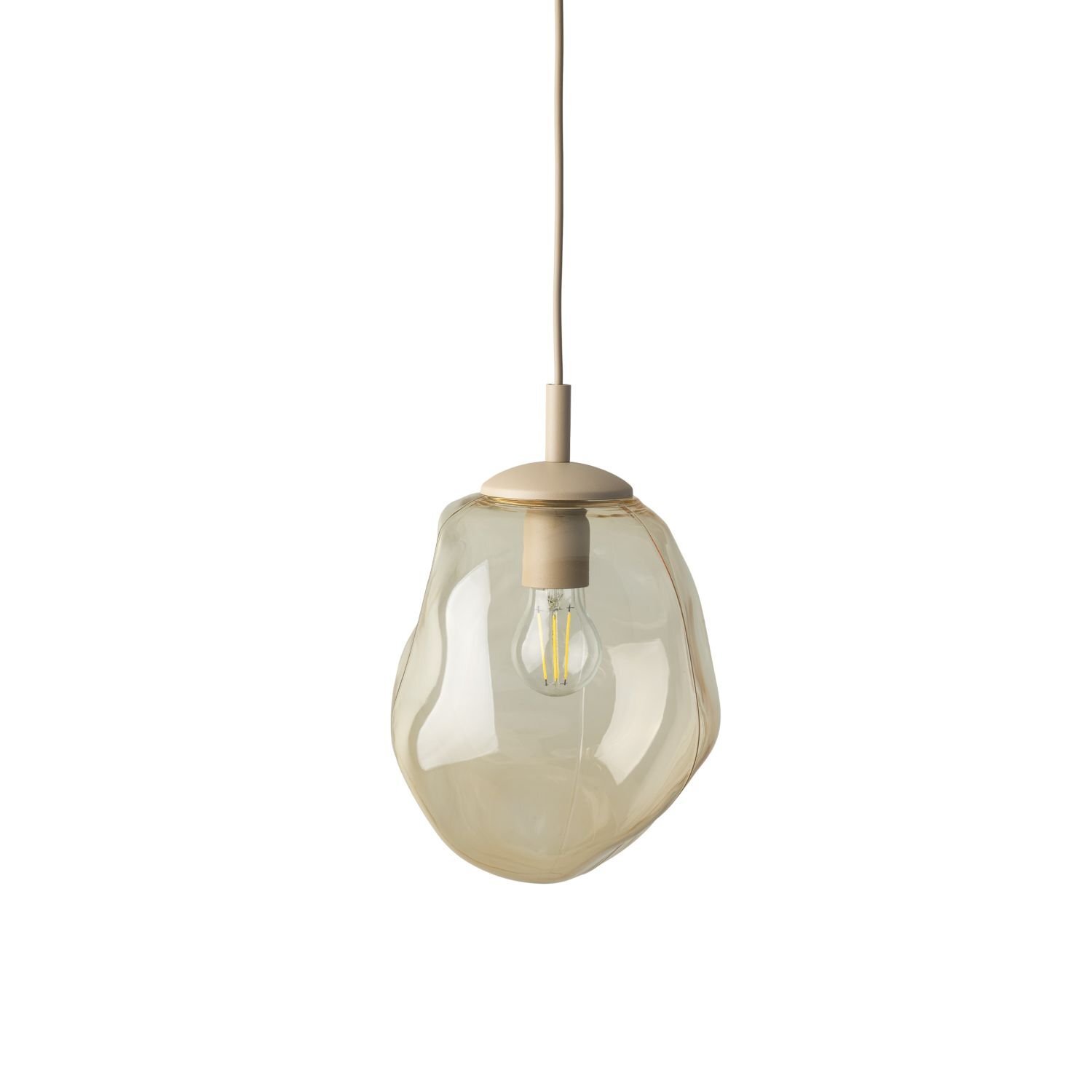 Lampa wisząca z przezroczystym, nieregularnym kloszem w kolorze koniakowym, zawieszona na prostym przewodzie. Wewnątrz klosza widoczna jest żarówka typu E27.