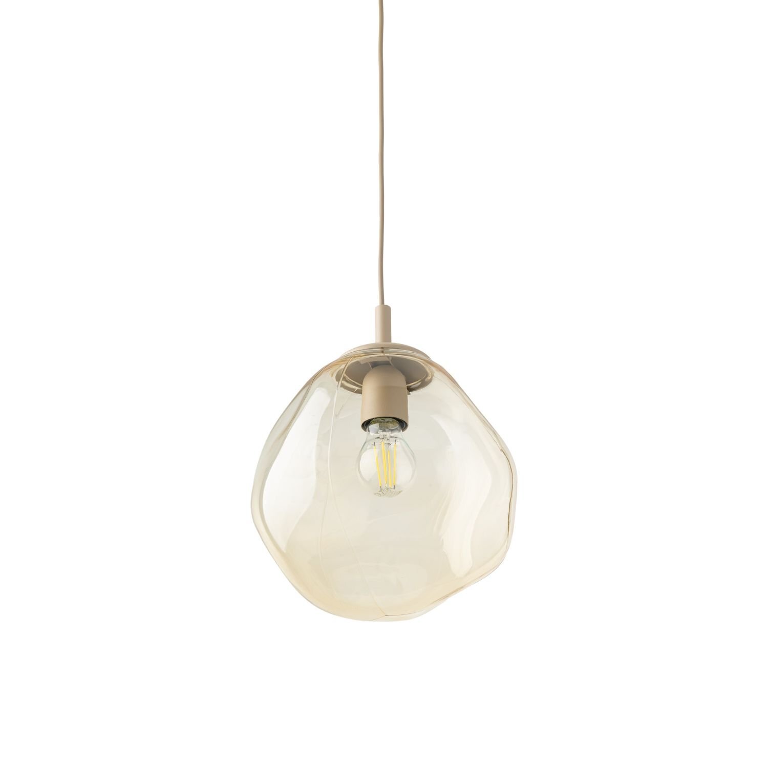 Lampa wisząca z przezroczystym, bursztynowym kloszem o nieregularnym kształcie, zawieszona na prostym przewodzie. Wewnątrz klosza znajduje się żarówka typu E27.