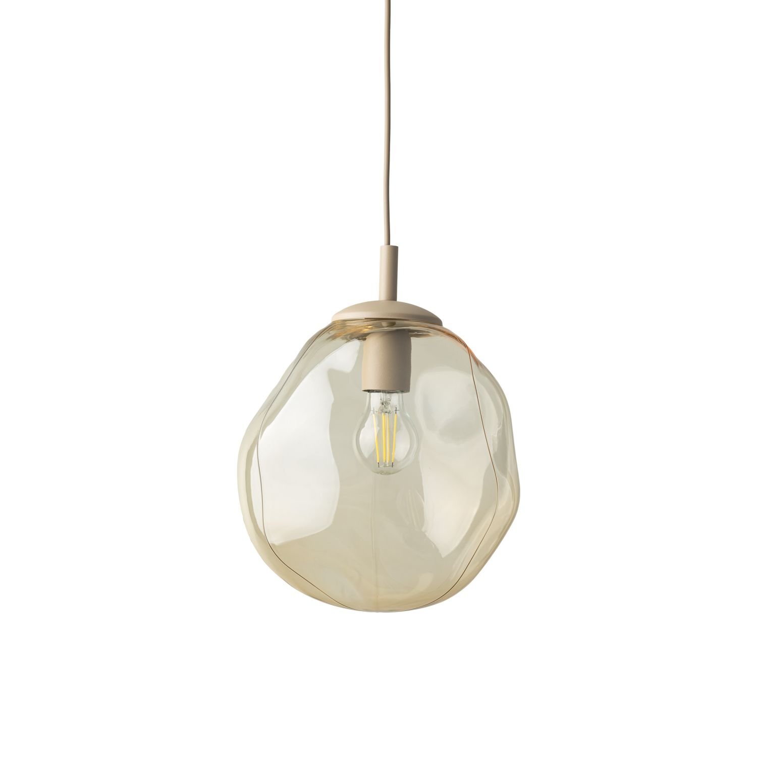Lampa wisząca z przezroczystym, bursztynowym kloszem o nieregularnym kształcie, zawieszona na prostym przewodzie. Wewnątrz klosza widoczna jest żarówka typu E27.