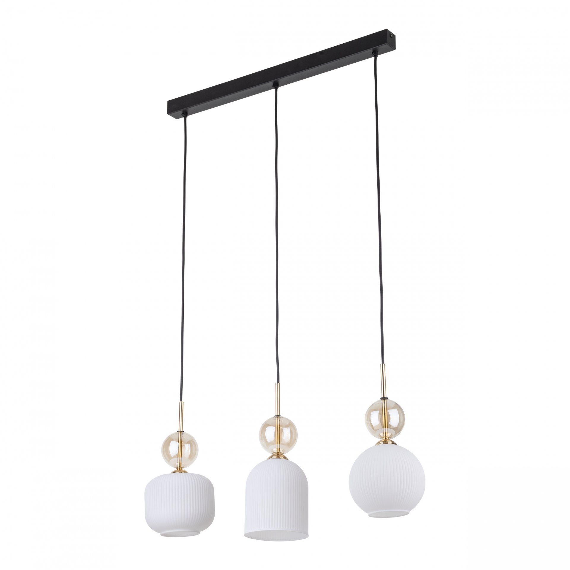 Lampa wisząca z trzema białymi kloszami o różnym kształcie, zawieszona na czarnym prostokątnym uchwycie. Elementy łączące klosze z uchwytem są w kolorze złotym z przezroczystymi kulami.