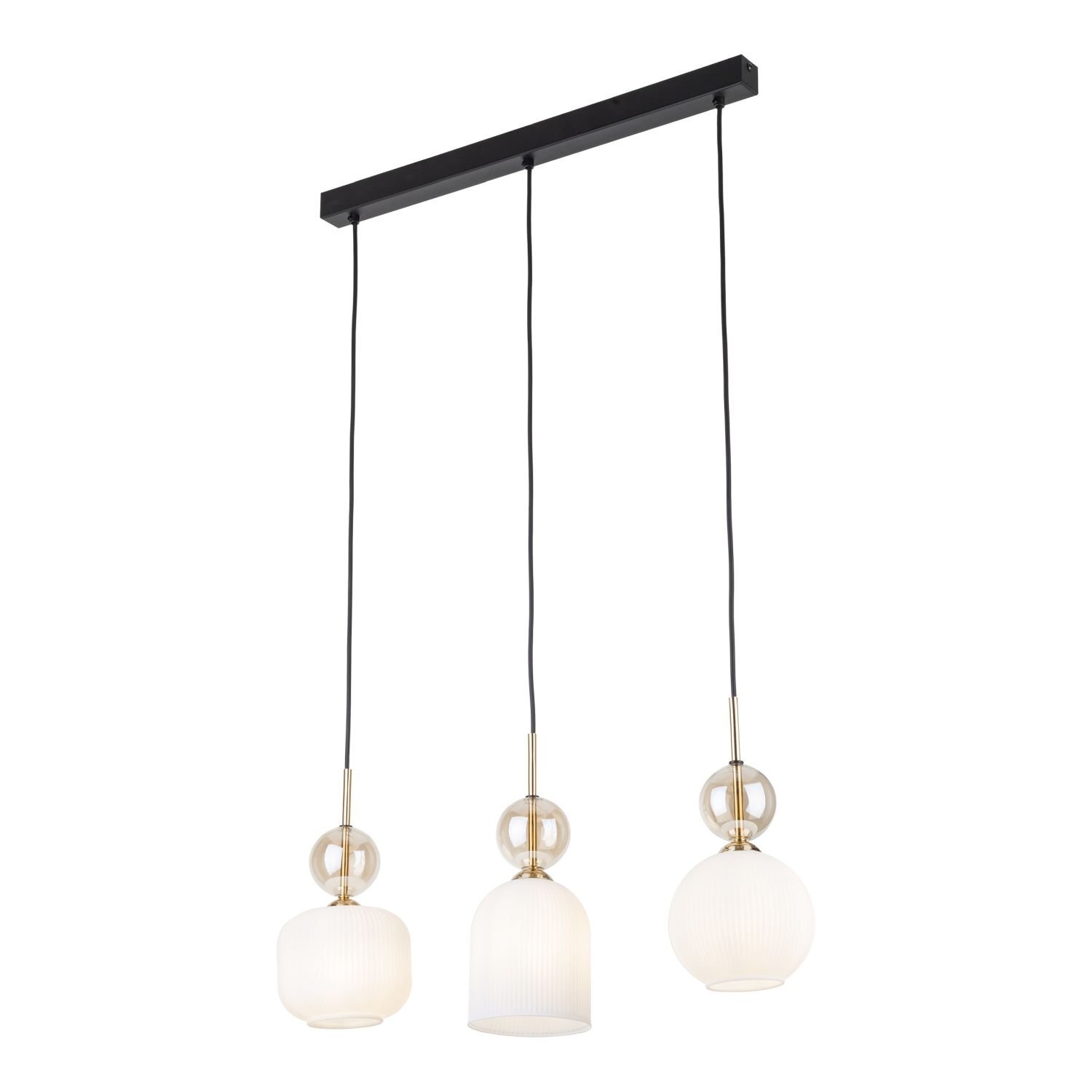 Lampa wisząca z trzema białymi kloszami o różnym kształcie, zawieszona na czarnym prostokątnym uchwycie. Każdy klosz jest ozdobiony złotym elementem i przezroczystą kulą.