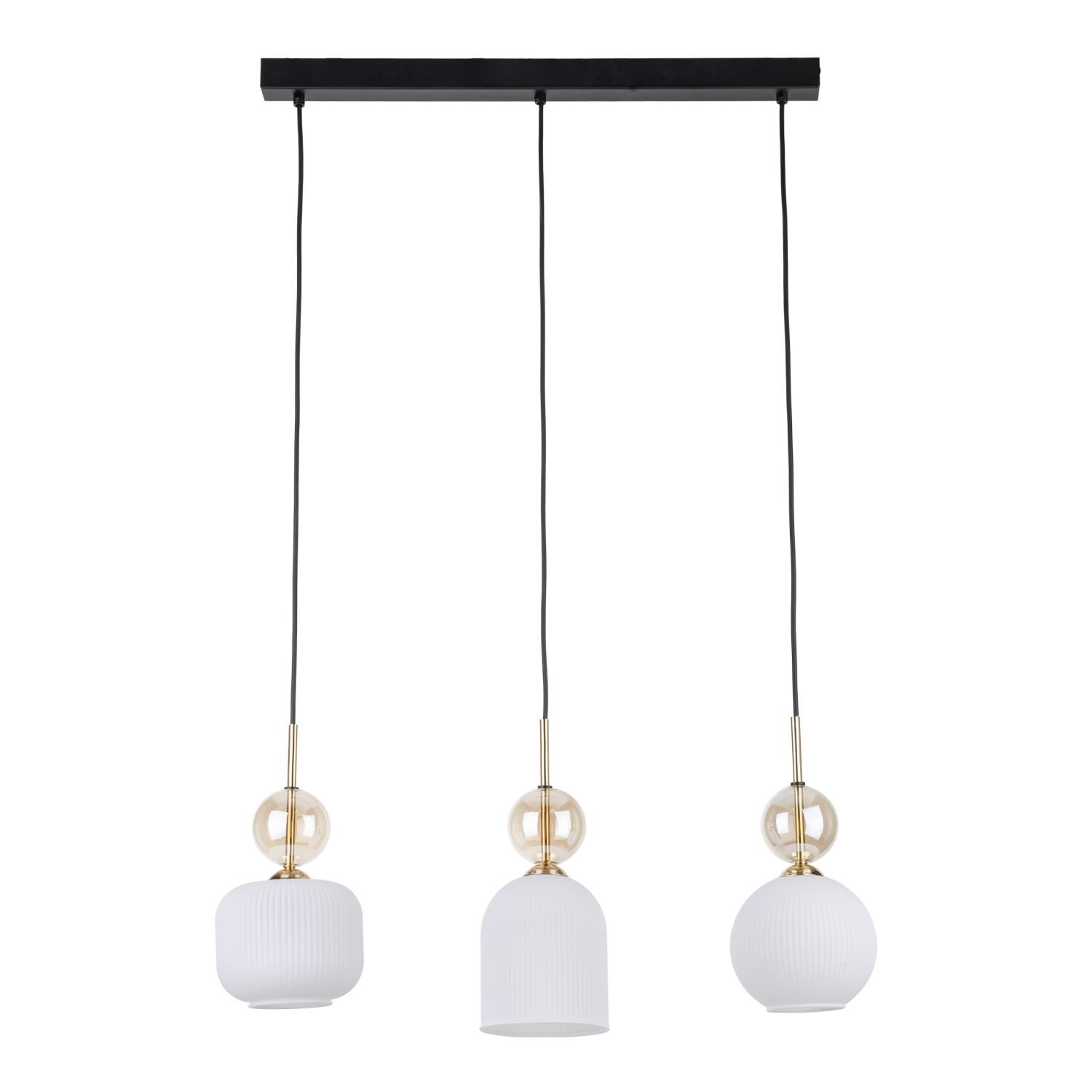Lampa wisząca z trzema białymi kloszami o różnych kształtach, zawieszona na czarnych przewodach. Elementy mocujące są w kolorze złotym, a całość przymocowana jest do prostokątnej, czarnej listwy sufitowej.