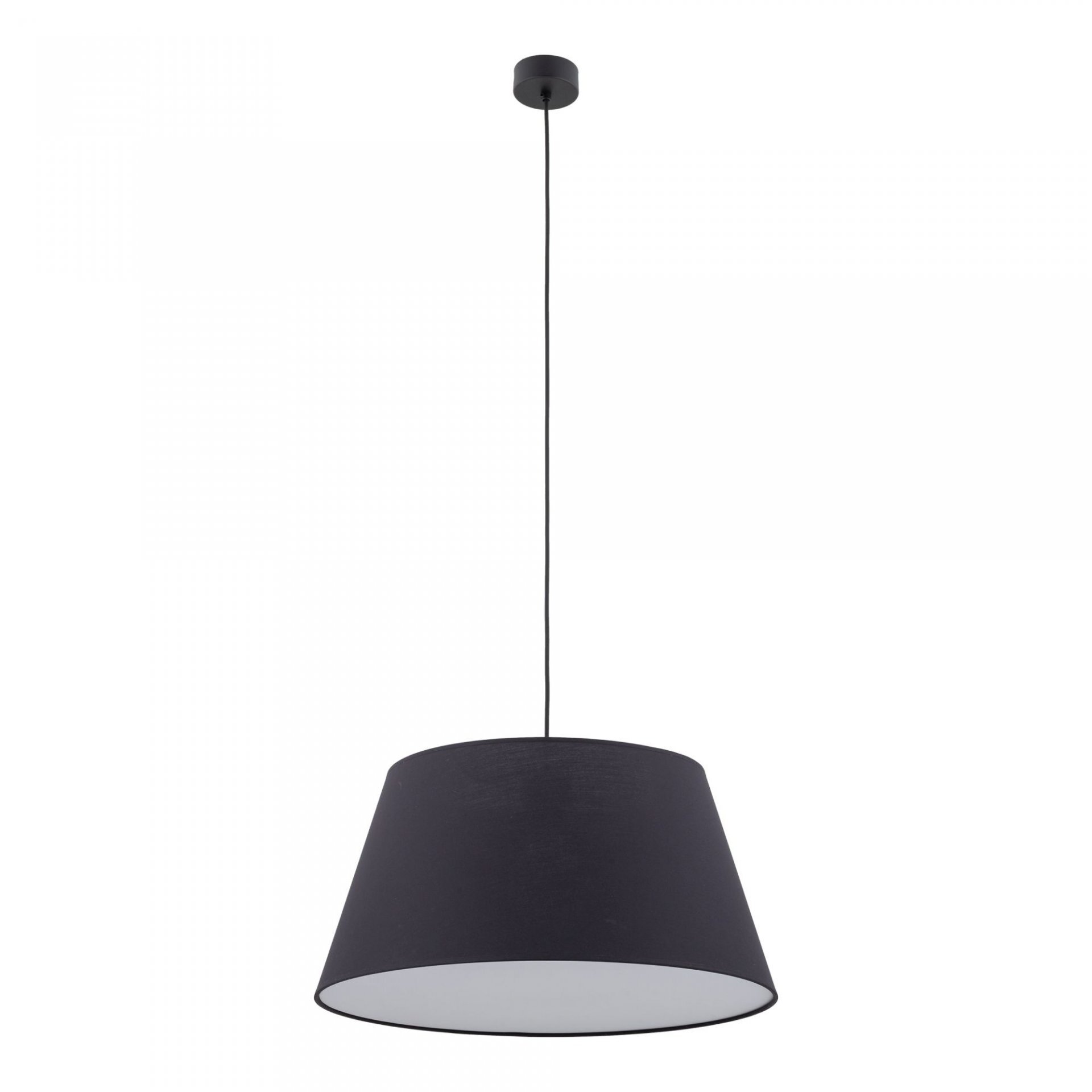 Czarna lampa wisząca z prostym, cylindrycznym kloszem i regulowanym przewodem. Klosz wykonany jest z materiału, a jego wnętrze jest białe.