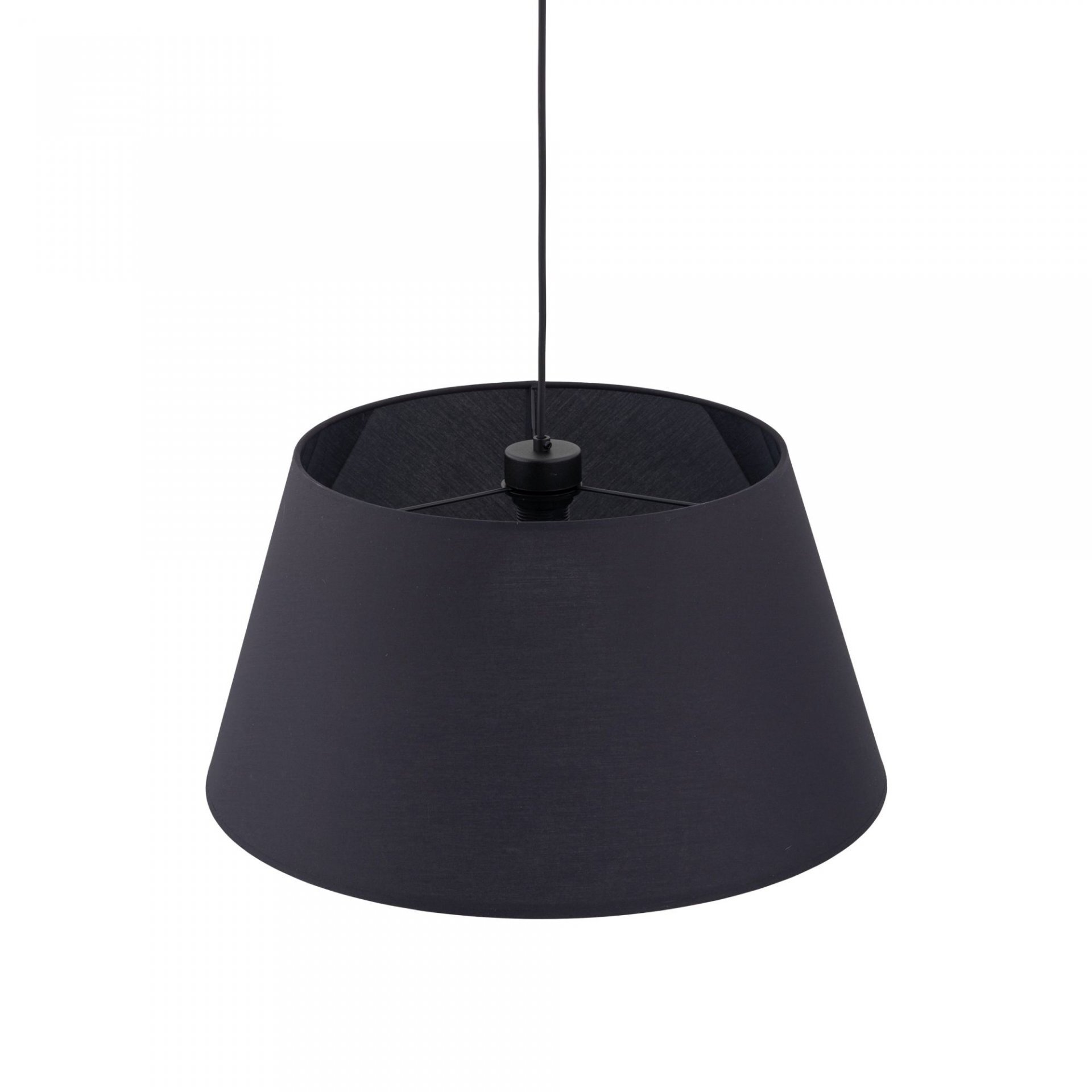 Czarna lampa wisząca z metalowym kloszem w kształcie stożka, zawieszona na cienkim przewodzie. Klosz jest jednolity, bez widocznych wzorów czy zdobień.