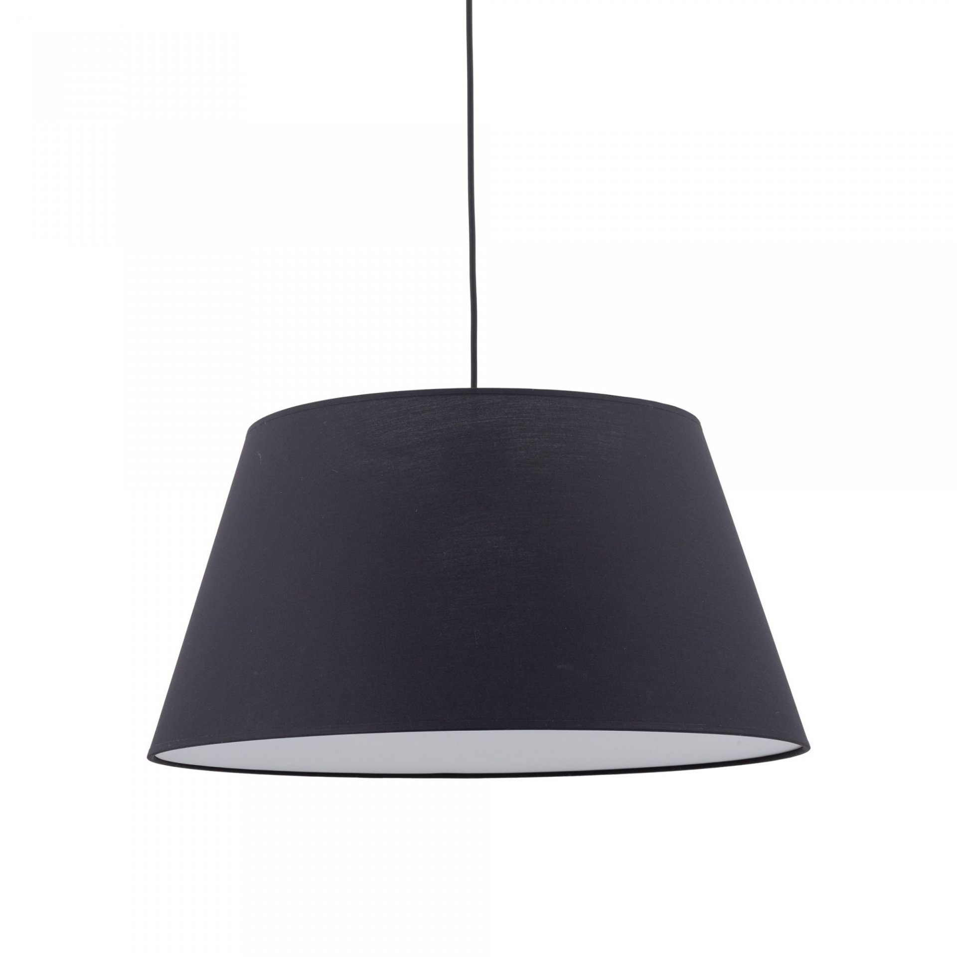 Czarna lampa wisząca o stożkowym kształcie z białym wnętrzem klosza, zawieszona na cienkim przewodzie.