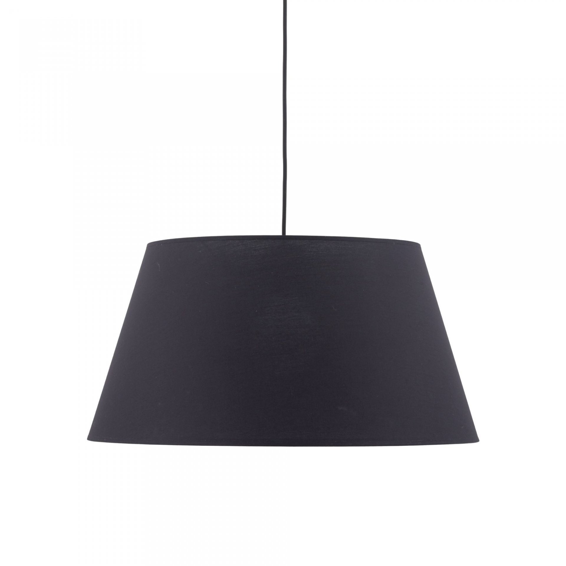 Czarna lampa wisząca o stożkowym kształcie, zawieszona na cienkim przewodzie. Wykonana z materiału przypominającego stal.