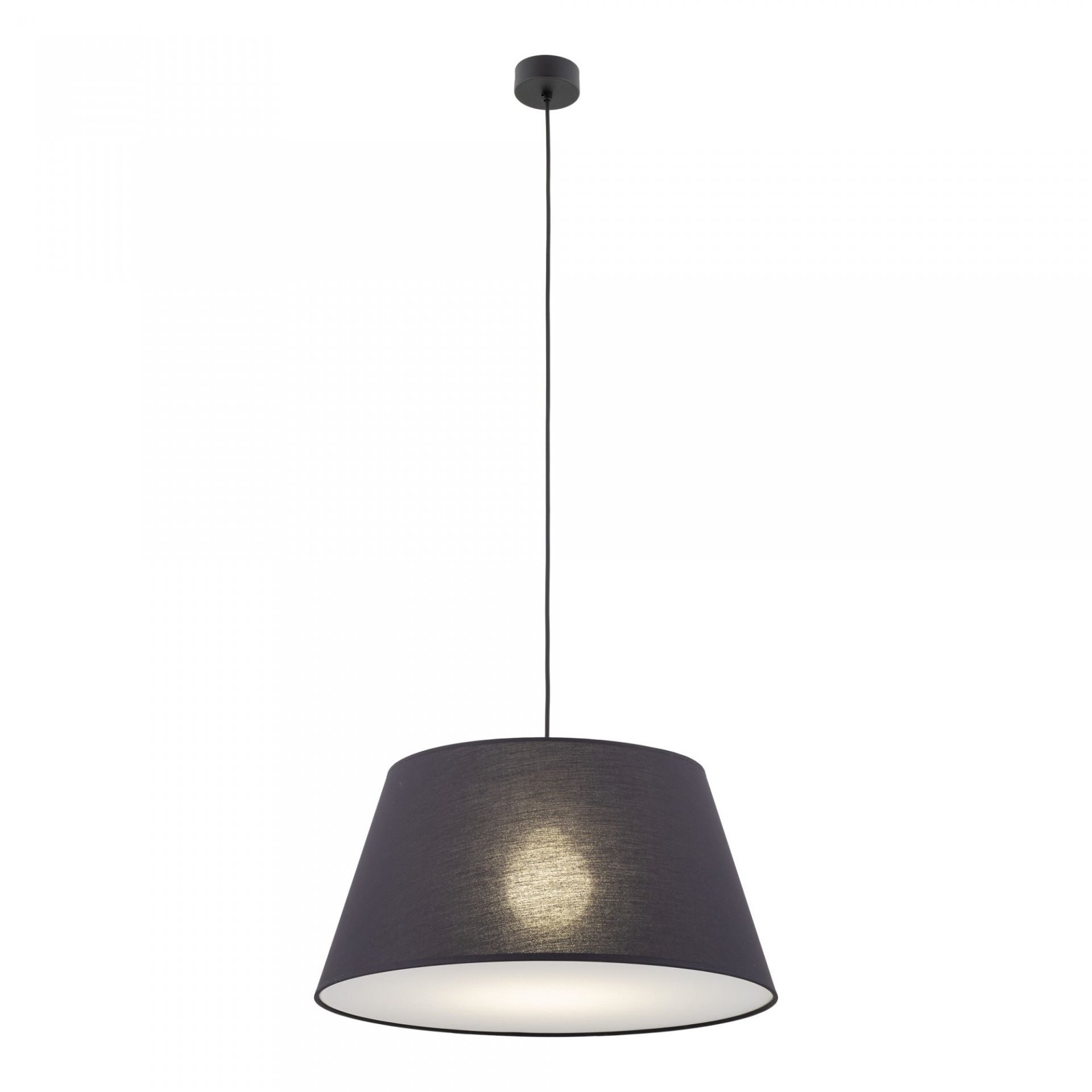 Czarna lampa wisząca z okrągłym kloszem i długim przewodem. Klosz jest wykonany z materiału, a jego wnętrze jest jasne.