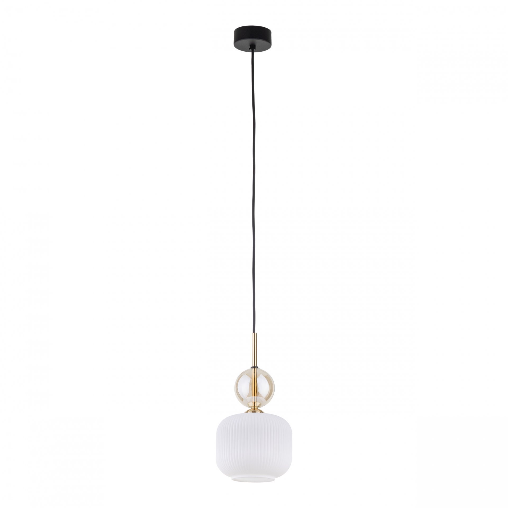 Lampa wisząca z białym kloszem i złotymi elementami, zawieszona na czarnym przewodzie. Klosz ma kulisty kształt z pionowymi żłobieniami.