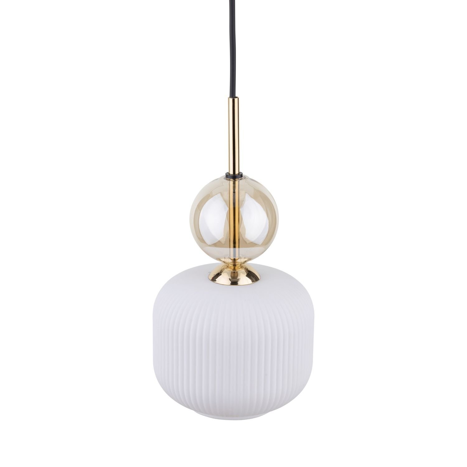Lampa wisząca z białym, żebrowanym kloszem i złotymi elementami. Posiada czarny przewód z możliwością regulacji wysokości.