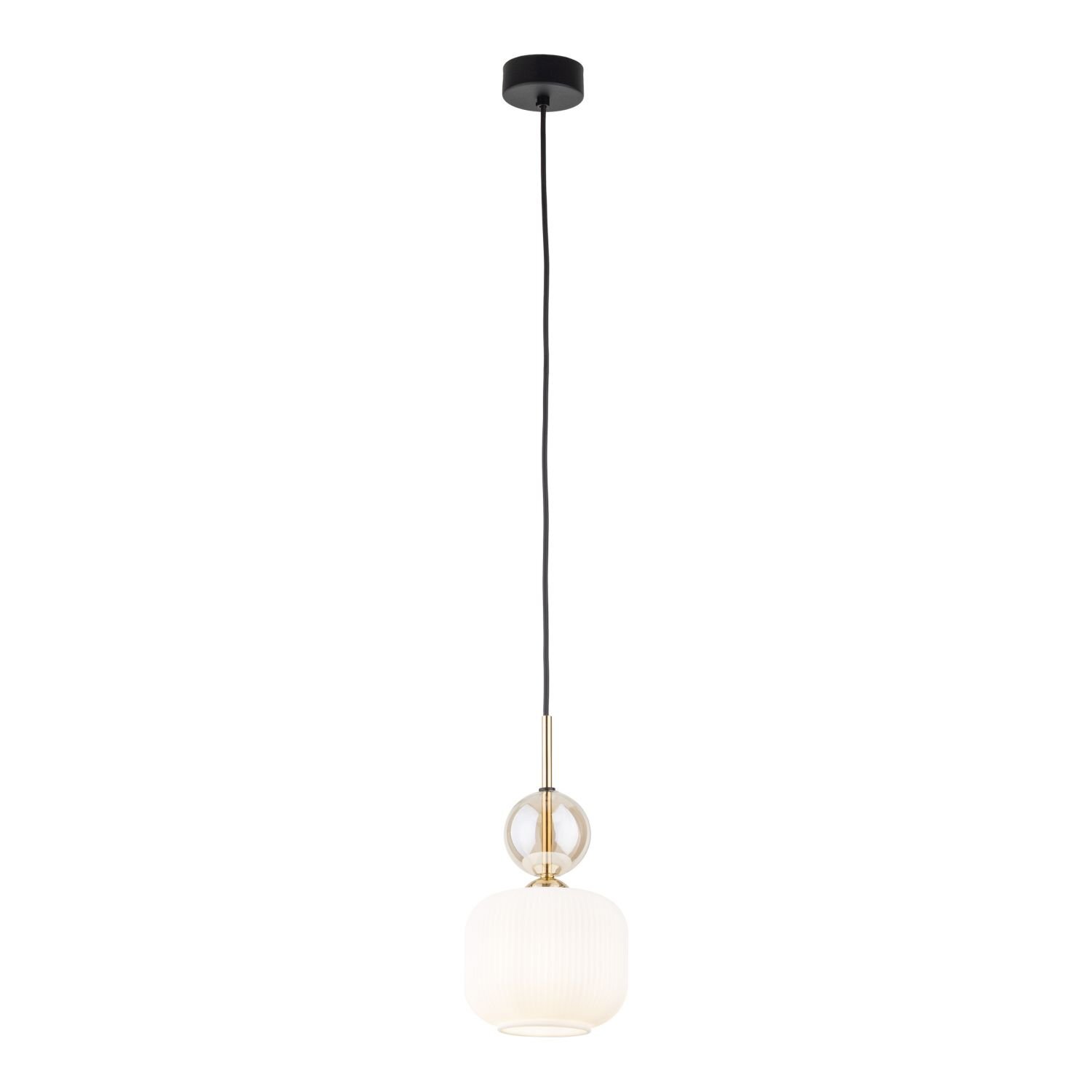 Lampa wisząca z białym kloszem i złotymi elementami, zawieszona na czarnym przewodzie. Klosz ma kulisty kształt z przezroczystym elementem nad nim.