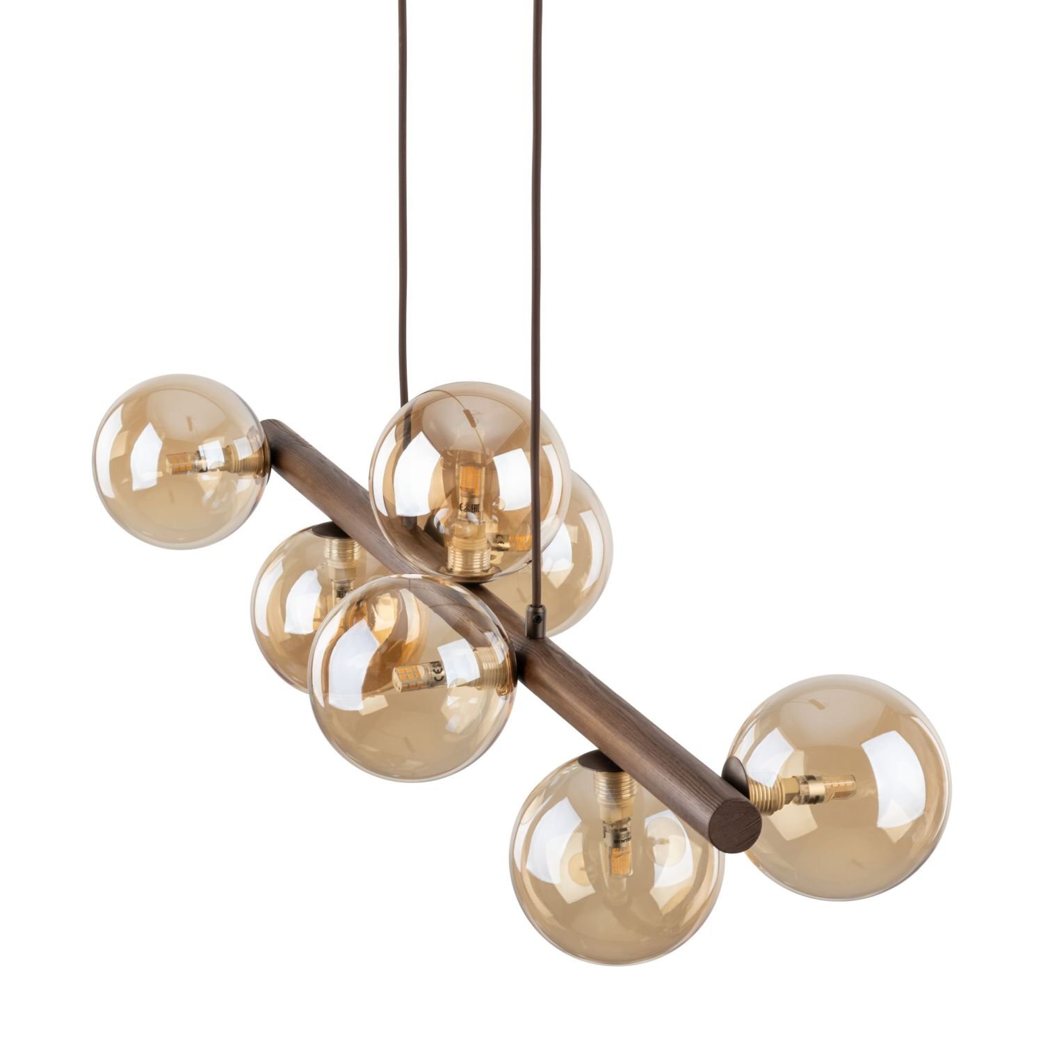 Lampa wisząca z siedmioma bursztynowymi szklanymi kloszami zamontowanymi na metalowo-drewnianej konstrukcji. Klosze mają kulisty kształt, a całość utrzymana jest w stylu glamour.