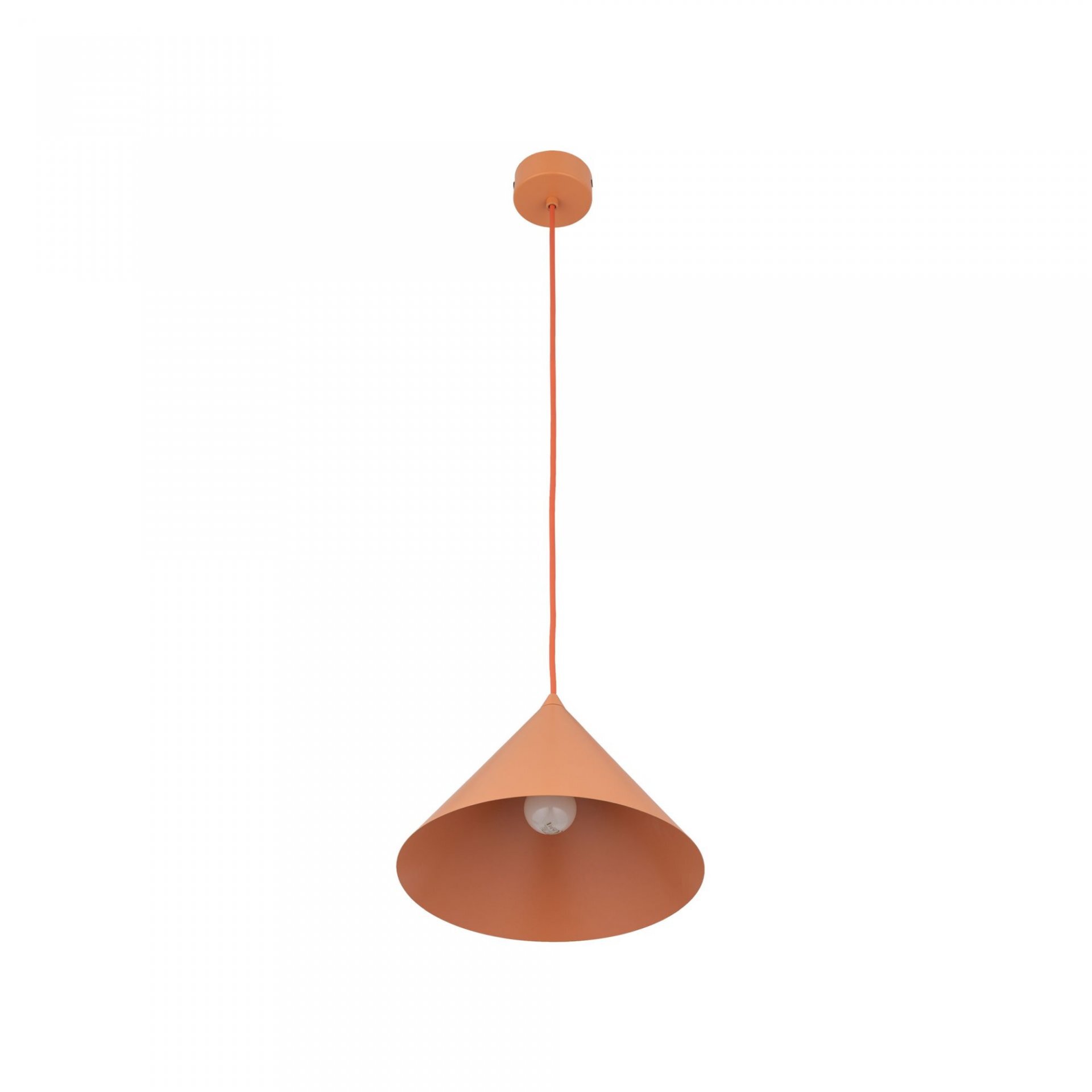 Pomarańczowa lampa wisząca o stożkowym kształcie z metalowym kloszem i widoczną żarówką wewnątrz. Lampa zawieszona jest na długim przewodzie, który łączy się z okrągłą podsufitką.