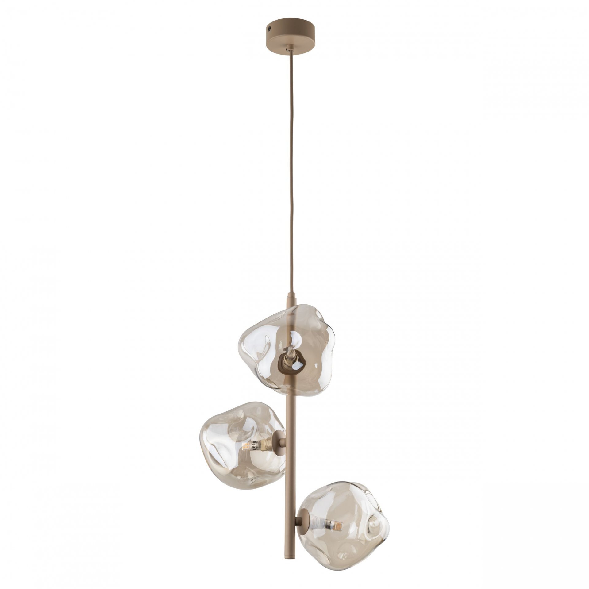 Lampa wisząca z trzema szklanymi kloszami o nieregularnym kształcie, zamontowana na metalowej konstrukcji w kolorze beżowym. Klosze mają przezroczysty, koniakowy odcień.