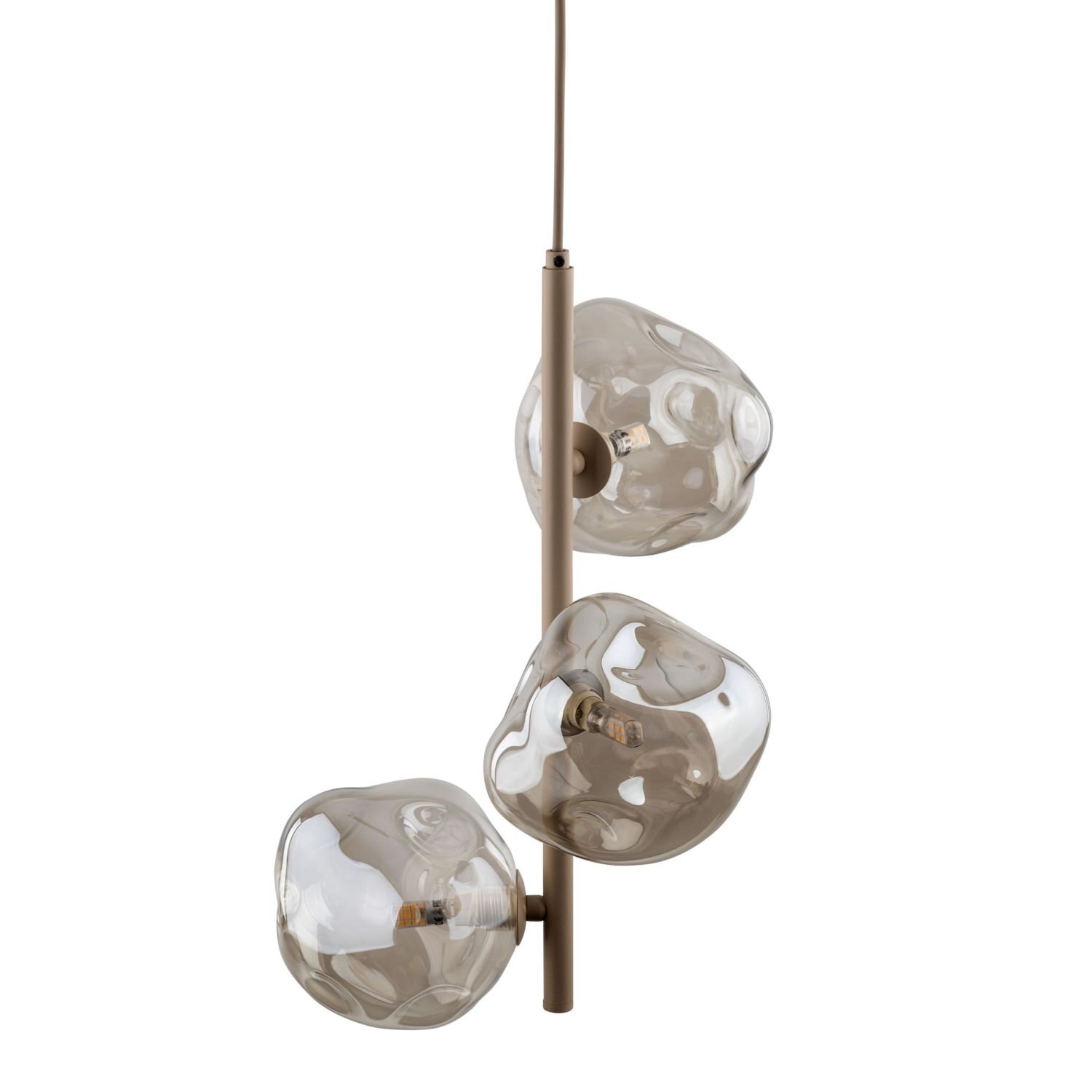 Lampa wisząca z trzema szklanymi kloszami o nieregularnym kształcie, zamontowana na metalowym stelażu w kolorze beżowym. Klosze mają przezroczysty, lekko przydymiony wygląd.
