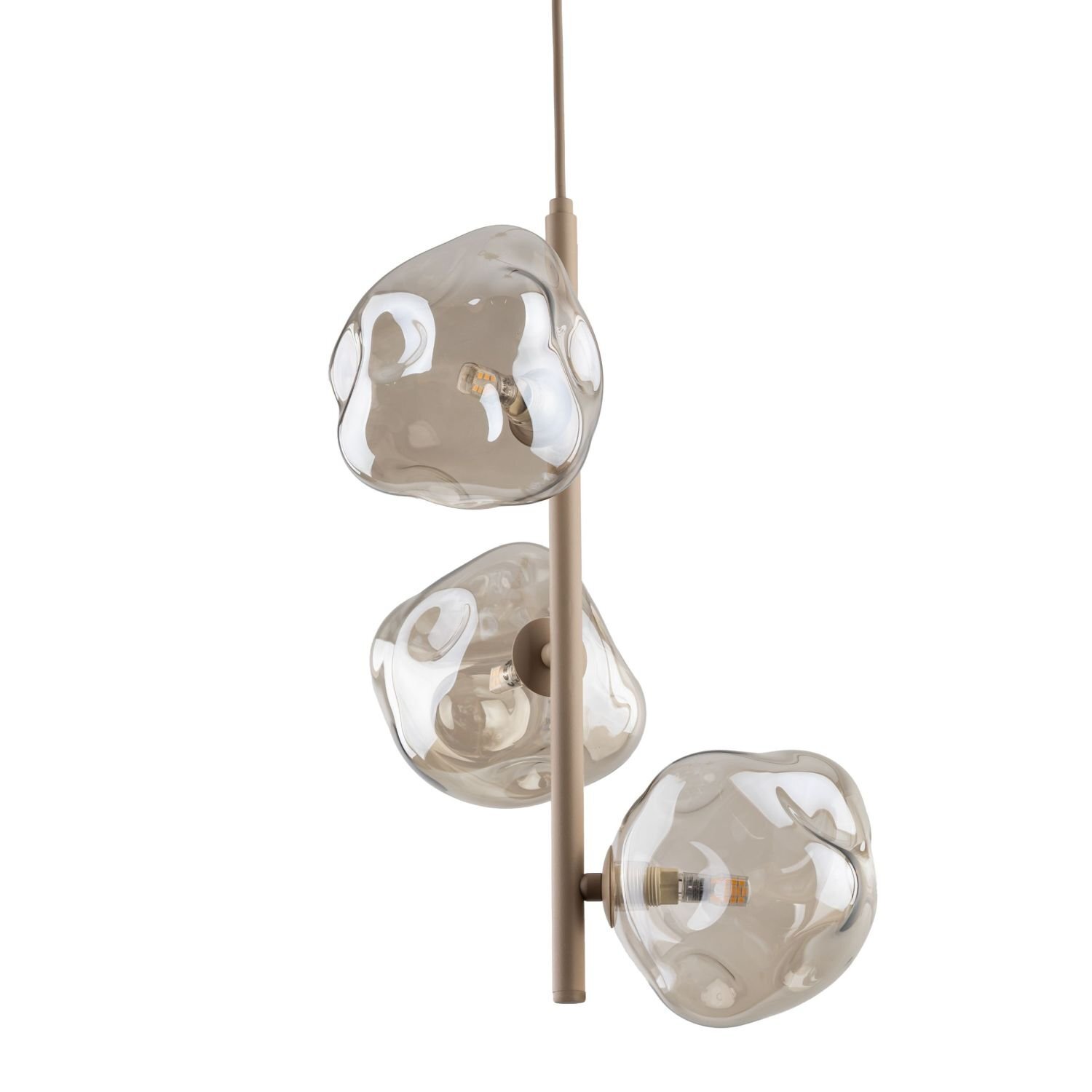 Lampa wisząca z trzema szklanymi kloszami o nieregularnym kształcie, zamontowana na metalowym stelażu w kolorze beżowym. Klosze mają przezroczysty, koniakowy odcień.