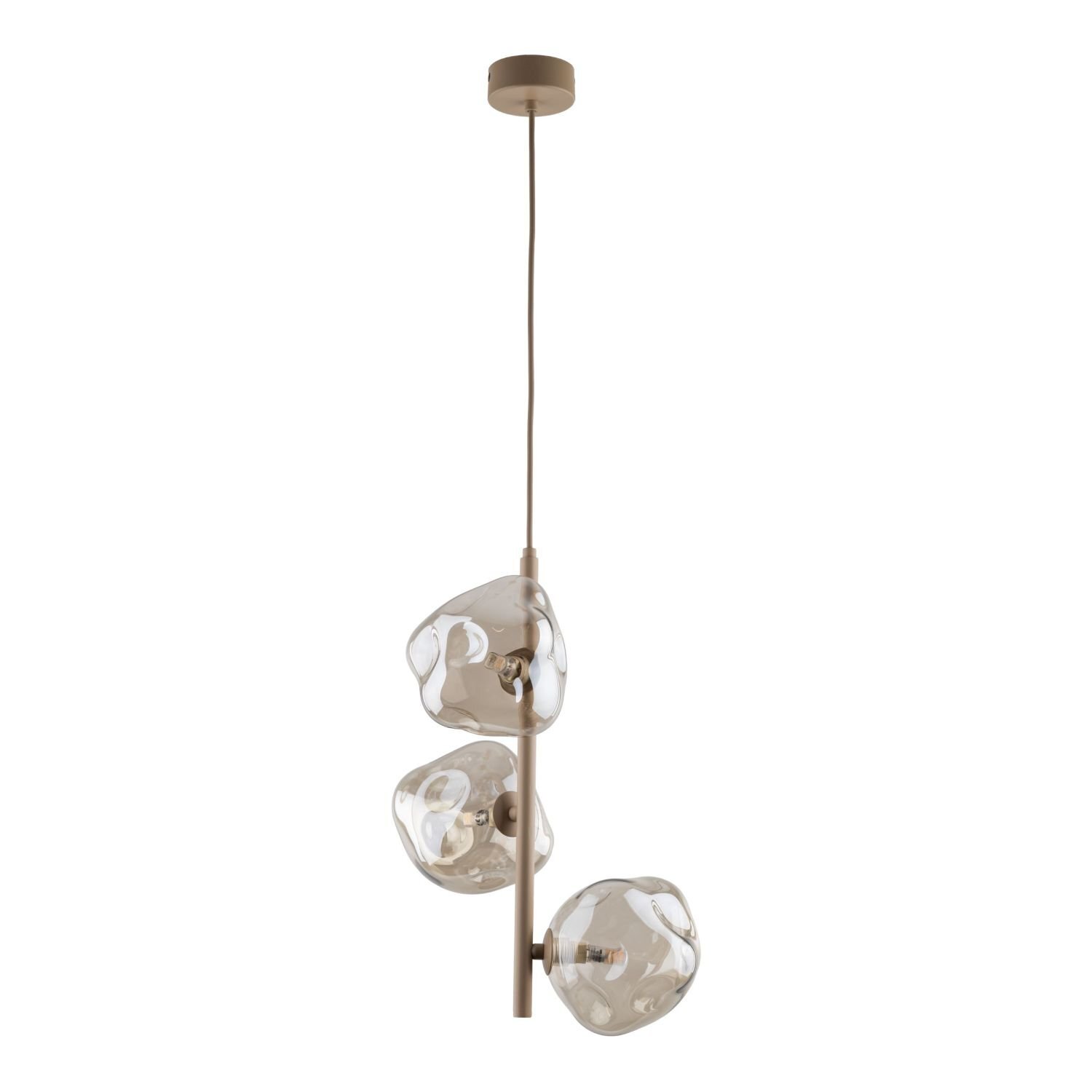 Lampa wisząca z trzema szklanymi kloszami o nieregularnym kształcie, zamontowana na metalowej konstrukcji w kolorze beżowym. Klosze mają kolor koniakowy, a lampa posiada regulowaną wysokość.
