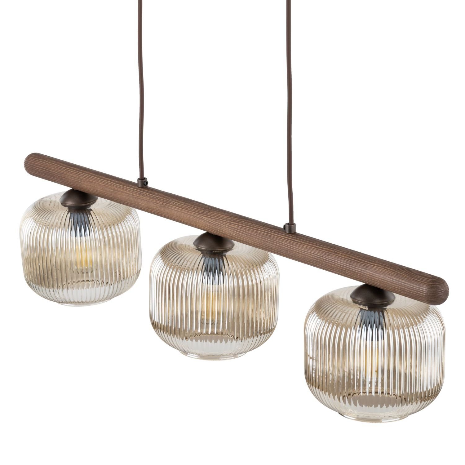 Lampa wisząca z trzema szklanymi kloszami o żebrowanej strukturze, zawieszona na drewnianej belce. Klosze mają brązowo-koniakowy kolor, a całość jest podwieszona na dwóch przewodach.