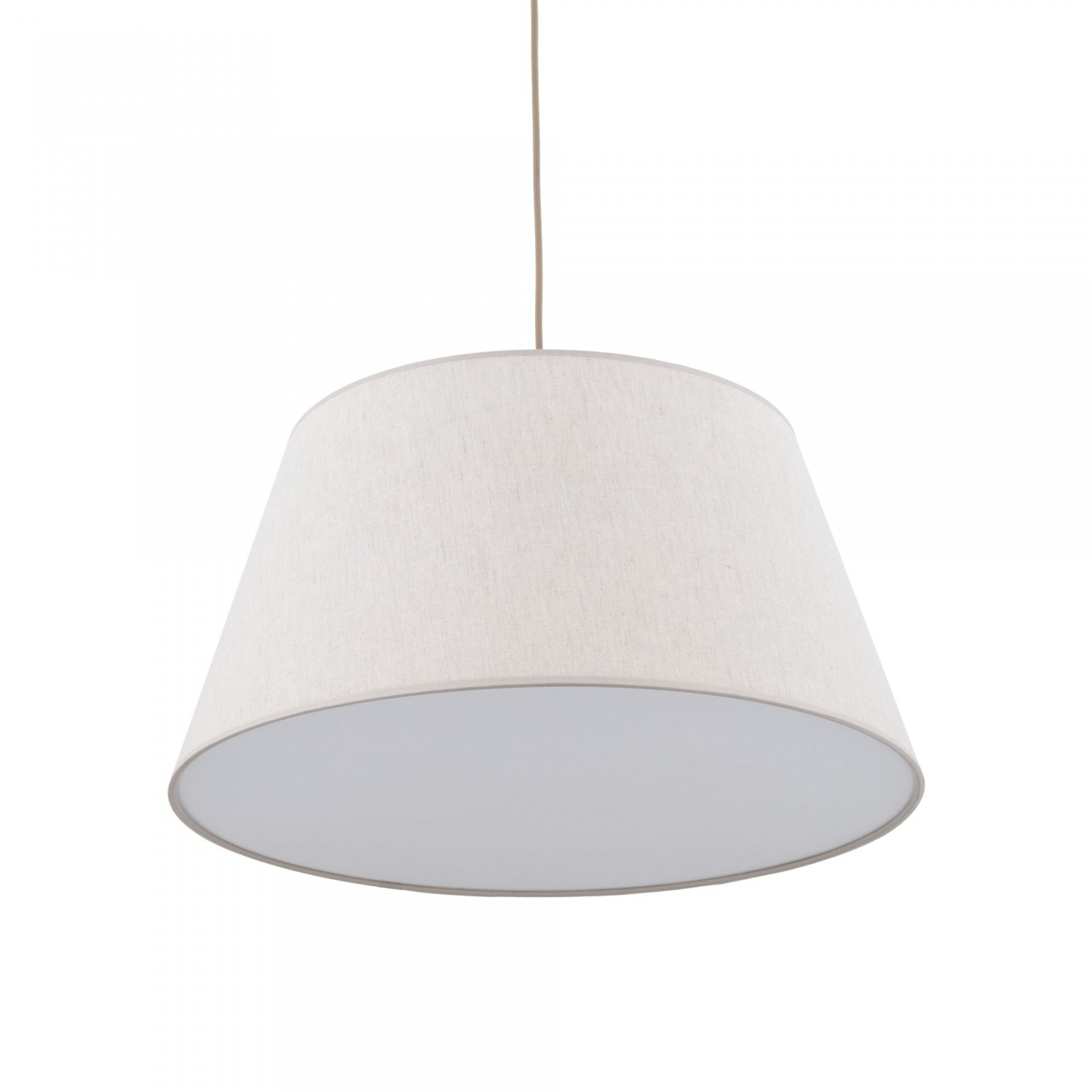 Na obrazie widoczna jest beżowa, lniana lampa wisząca o stożkowym kształcie. Lampa ma prosty, nowoczesny design i jest zawieszona na cienkim przewodzie.