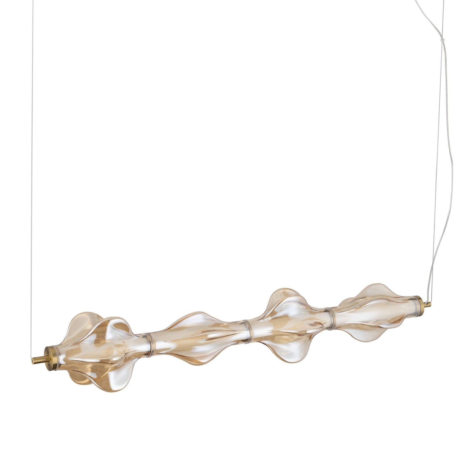 Lampa wisząca LED o falistym, szklanym kloszu w kolorze mosiądzu, zawieszona na cienkich przewodach. Klosz ma nieregularny kształt z przezroczystymi i złotymi elementami.