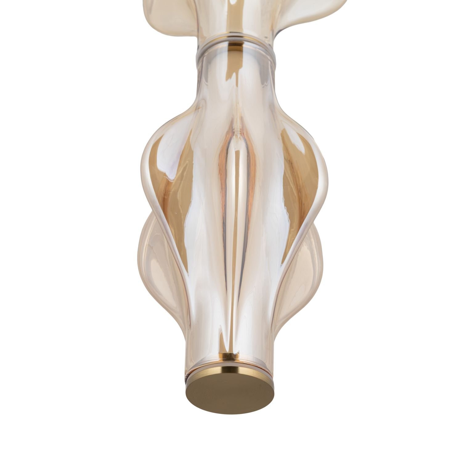 Zdjęcie przedstawia fragment lampy wiszącej o metalicznym, mosiężnym wykończeniu z zaokrąglonymi krawędziami. Lampa ma elegancki, nowoczesny design.