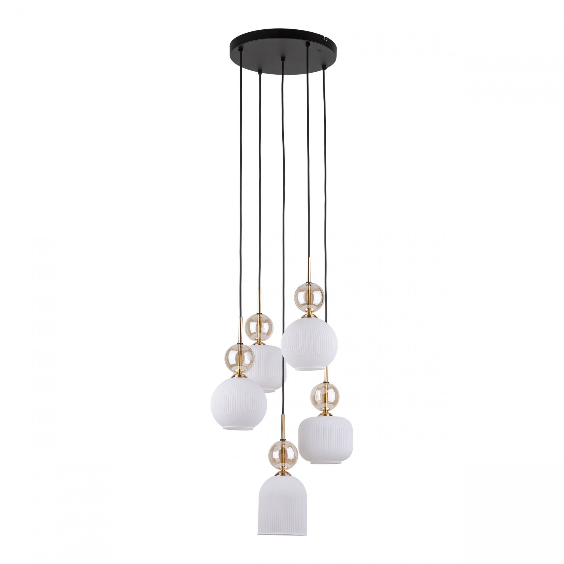 Lampa wisząca z pięcioma białymi kloszami o różnych kształtach, zawieszonymi na czarnych przewodach z okrągłymi, złotymi elementami dekoracyjnymi. Podsufitka jest czarna, a całość wykonana jest z metalu.