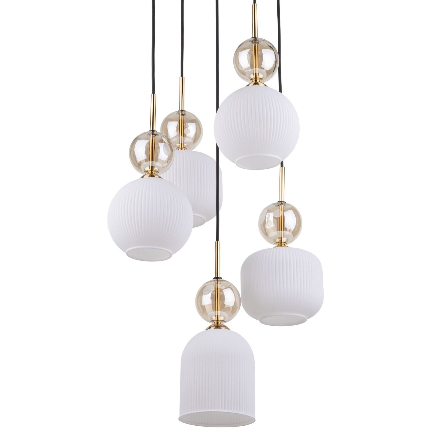 Na obrazie widoczna jest lampa wisząca z pięcioma białymi kloszami o różnorodnych kształtach, zawieszonymi na czarnych przewodach. Elementy złote i przezroczyste kulki dodają elegancji całości.