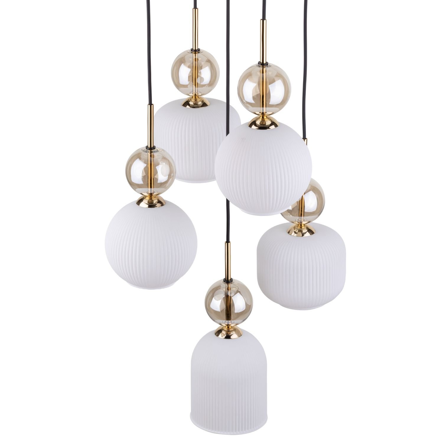 Lampa wisząca z pięcioma białymi kloszami o różnorodnych kształtach, zawieszona na czarnych przewodach. Elementy dekoracyjne w kolorze złotym i przezroczystym dodają elegancji.