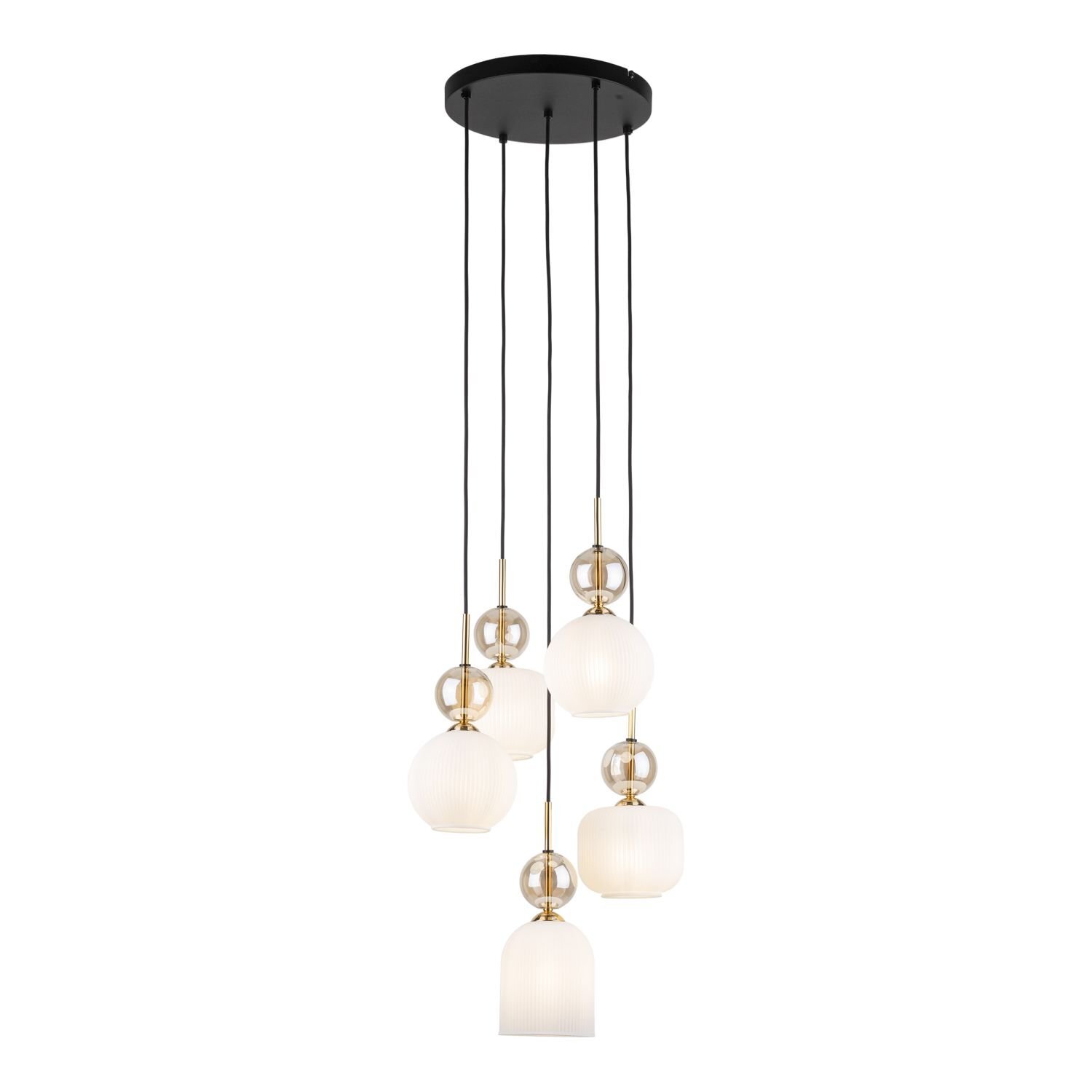 Lampa wisząca z pięcioma białymi kloszami o różnych kształtach, zawieszona na czarnych przewodach z okrągłą, czarną podsufitką. Elementy dekoracyjne w kolorze złotym znajdują się nad każdym kloszem.