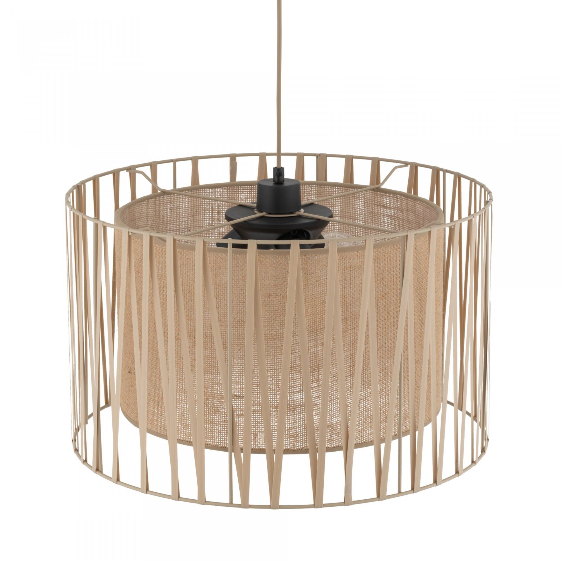 Lampa wisząca z beżowym abażurem wykonanym z materiału przypominającego jutę, otoczona metalową konstrukcją w kształcie cylindra. Lampa posiada regulację wysokości i miejsce na trzy żarówki typu E27.